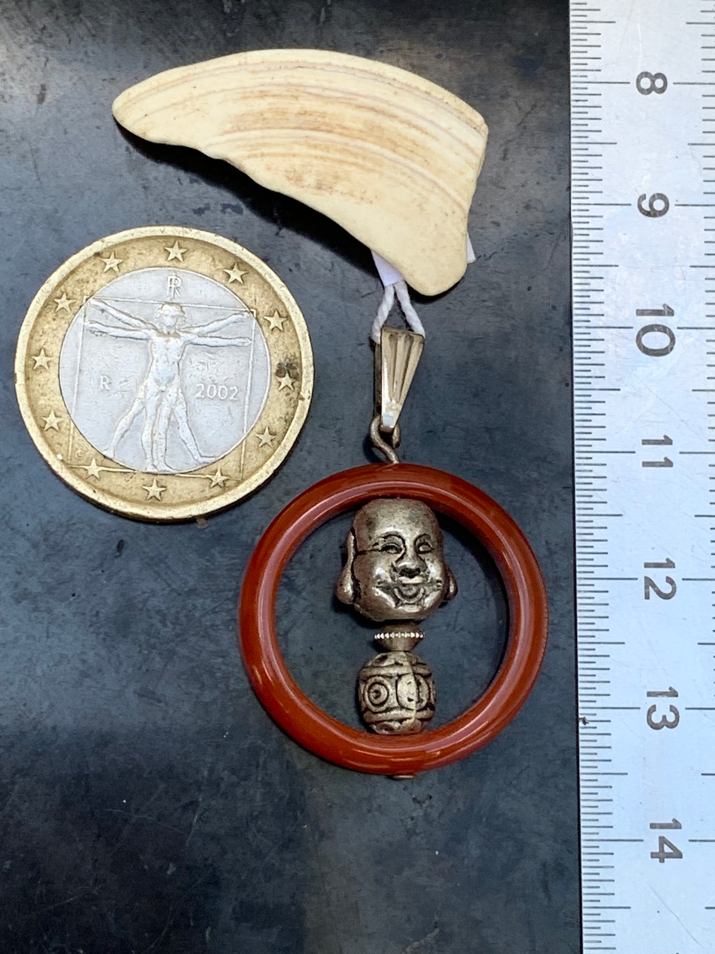 Cornaline, pendentif fait par Gem & Zen, de 32mm de hauteur x 24 de largeur x 8 d'épaisseur. Vendu avec cordon réglable de couleur noire !