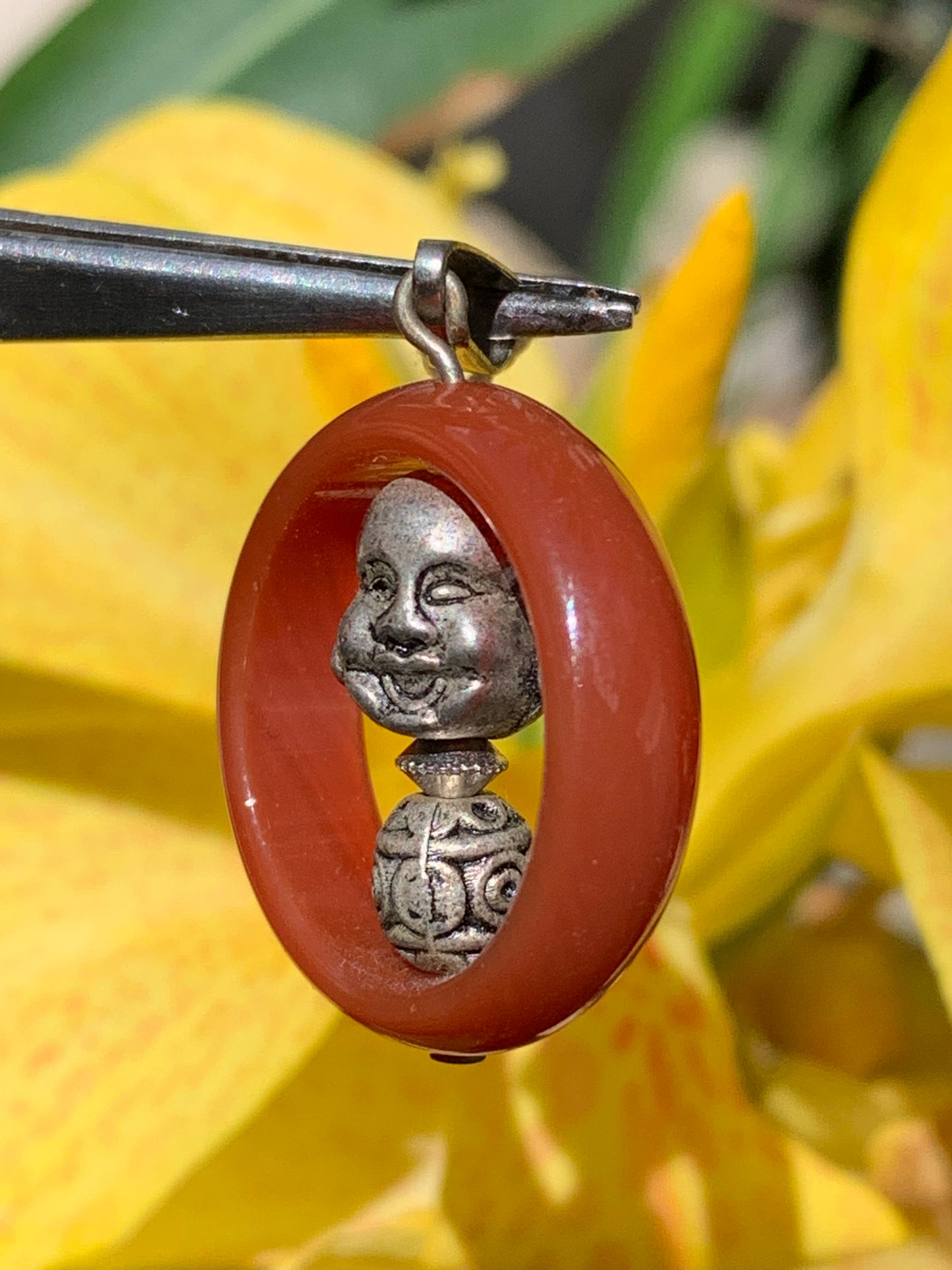 Cornaline, pendentif fait par Gem & Zen, de 32mm de hauteur x 24 de largeur x 8 d'épaisseur. Vendu avec cordon réglable de couleur noire !