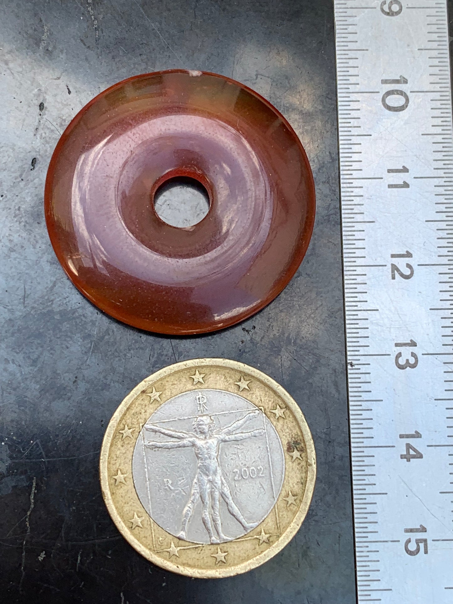 Cornaline, pendentif 'donuts' de 30mm de hauteur x 30 de largeur x 5 d'épaisseur. Vendu avec cordon réglable de couleur noire !