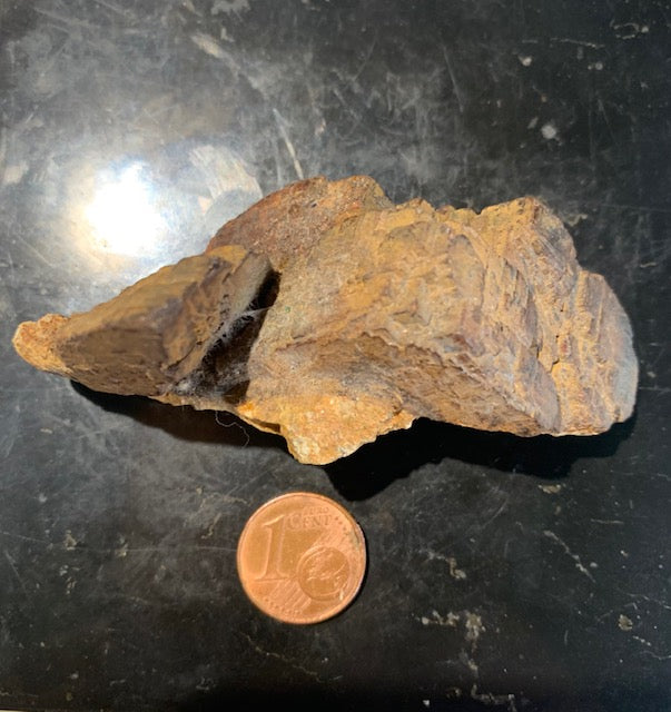 Impactite : terme général pour les roches modifiées ou créées par un impact météoritique - 76 mm x 34 x 33 - 54,7 gr.
