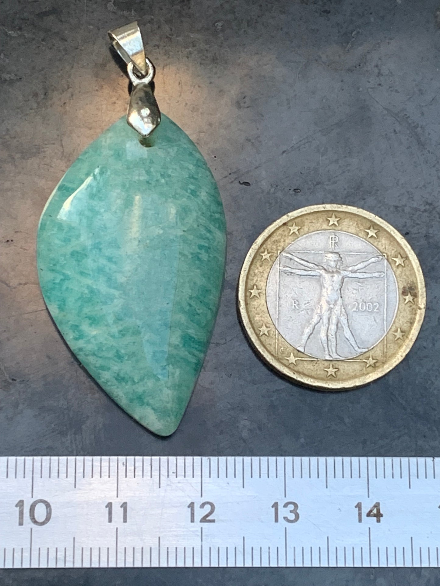 Amazonite, pendentif de 52mm de hauteur x 24 de largeur x 8 d'épaisseur. Vendu avec cordon réglable de couleur noire offert !
