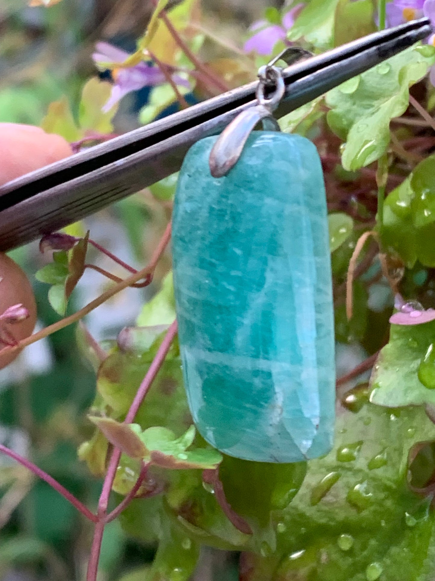 Amazonite, pendentif de 42mm de hauteur x 18 de largeur x 8 d'épaisseur. Vendu avec cordon réglable de couleur noire offert !