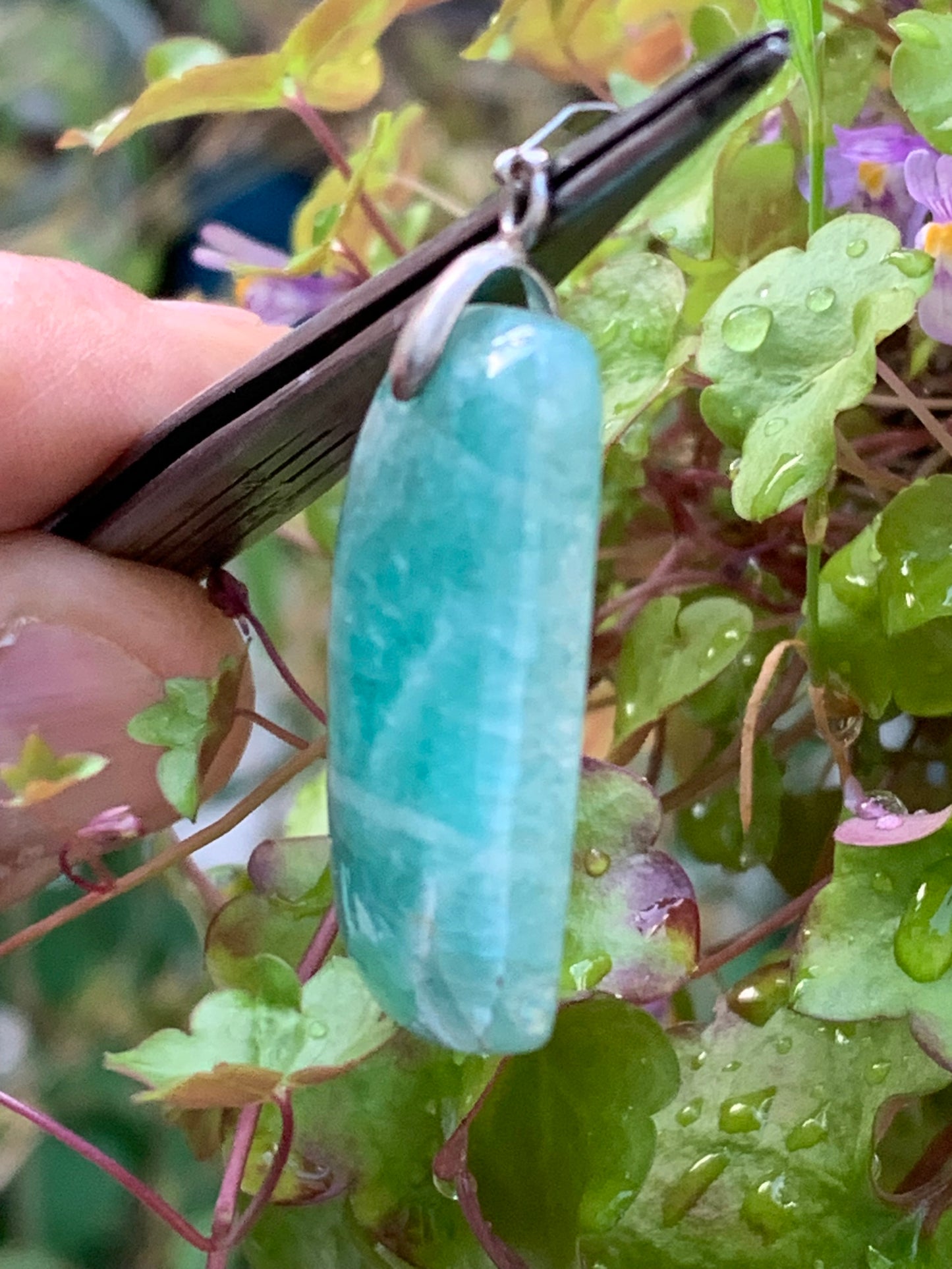 Amazonite, pendentif de 42mm de hauteur x 18 de largeur x 8 d'épaisseur. Vendu avec cordon réglable de couleur noire offert !