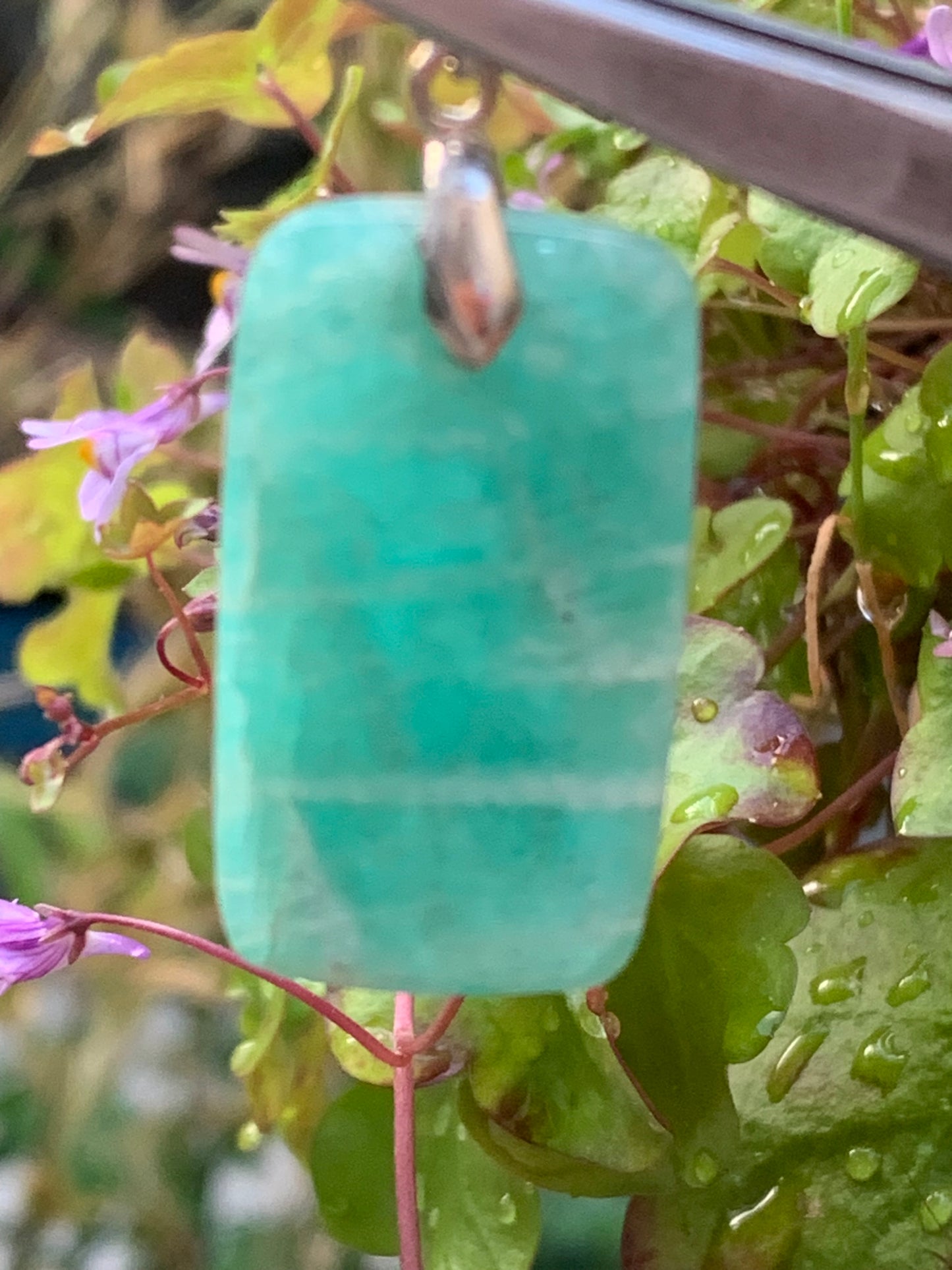 Amazonite, pendentif de 42mm de hauteur x 18 de largeur x 8 d'épaisseur. Vendu avec cordon réglable de couleur noire offert !