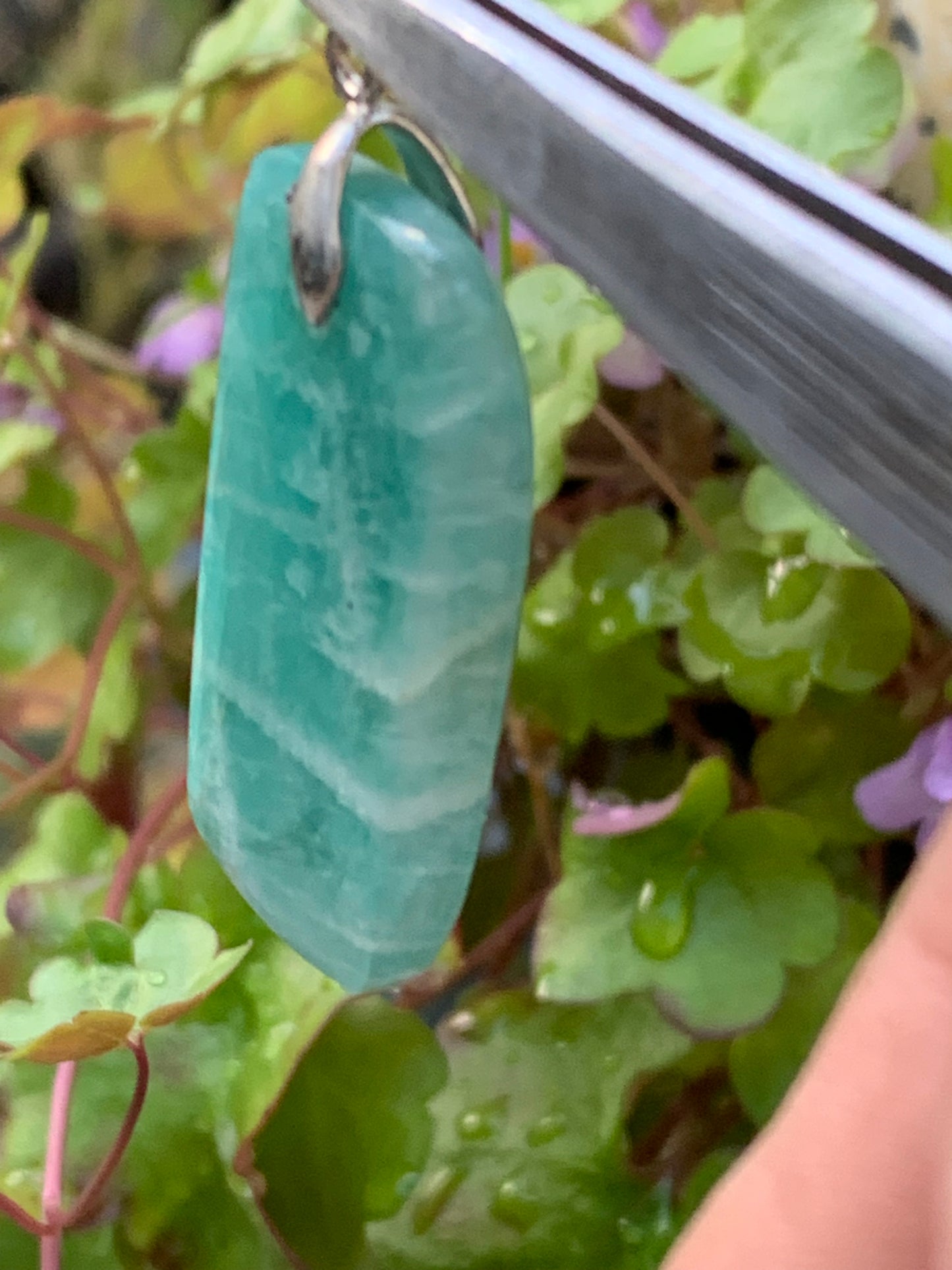 Amazonite, pendentif de 42mm de hauteur x 18 de largeur x 8 d'épaisseur. Vendu avec cordon réglable de couleur noire offert !