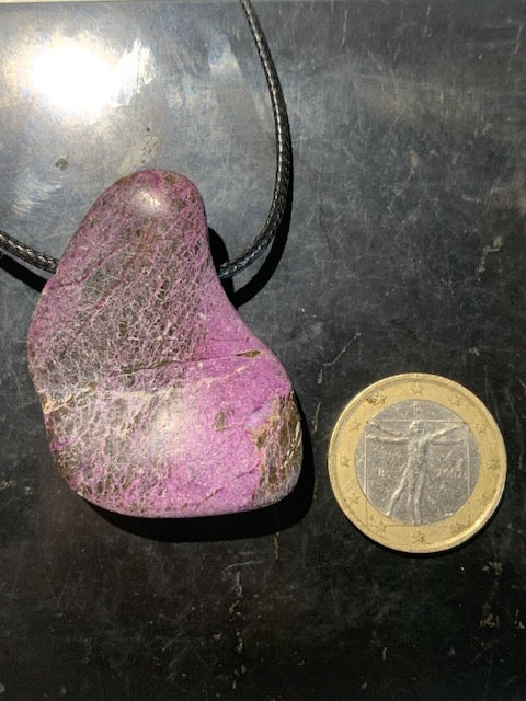 Stichtite, pendant of 52 x 30 x 10 mm - Sold with an adjustable black cord