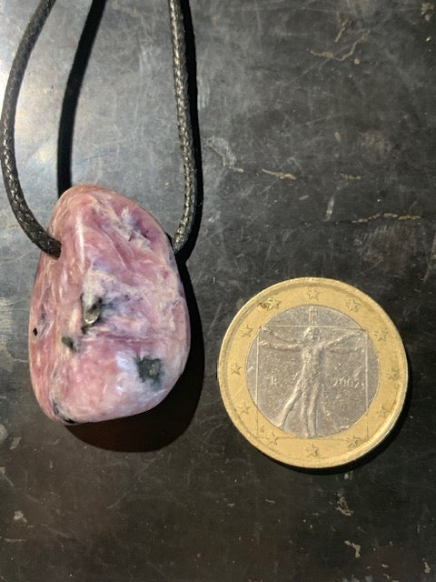 Charoïte - Pendentif/ Pierre percée de 29 x 24 x 14 mm. Vendu avec cordon noir réglable