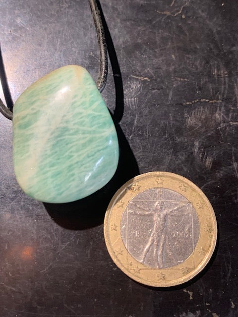 Amazonite, pendentif de 27 x 21 x 15 mm. Vendu avec cordon noir réglable