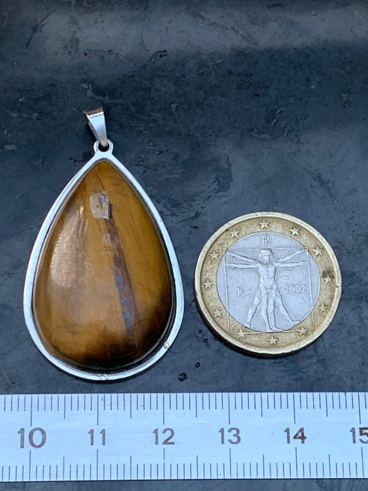 Oeil de tigre, pendentif de 45mm de hauteur x 25 de largeur x 8 d'épaisseur. Vendu avec cordon réglable de couleur noire offert !