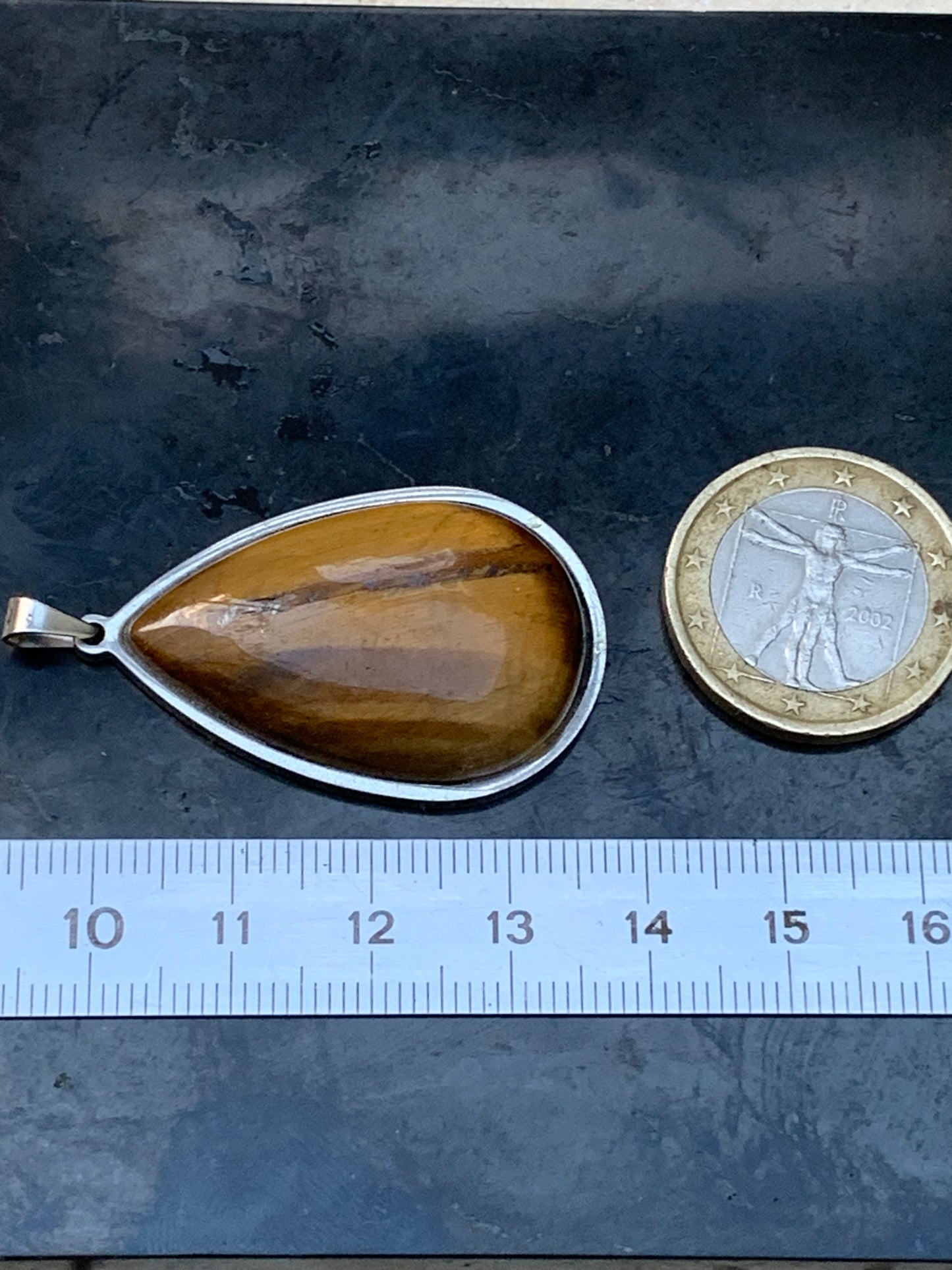 Oeil de tigre, pendentif de 45mm de hauteur x 25 de largeur x 8 d'épaisseur. Vendu avec cordon réglable de couleur noire offert !