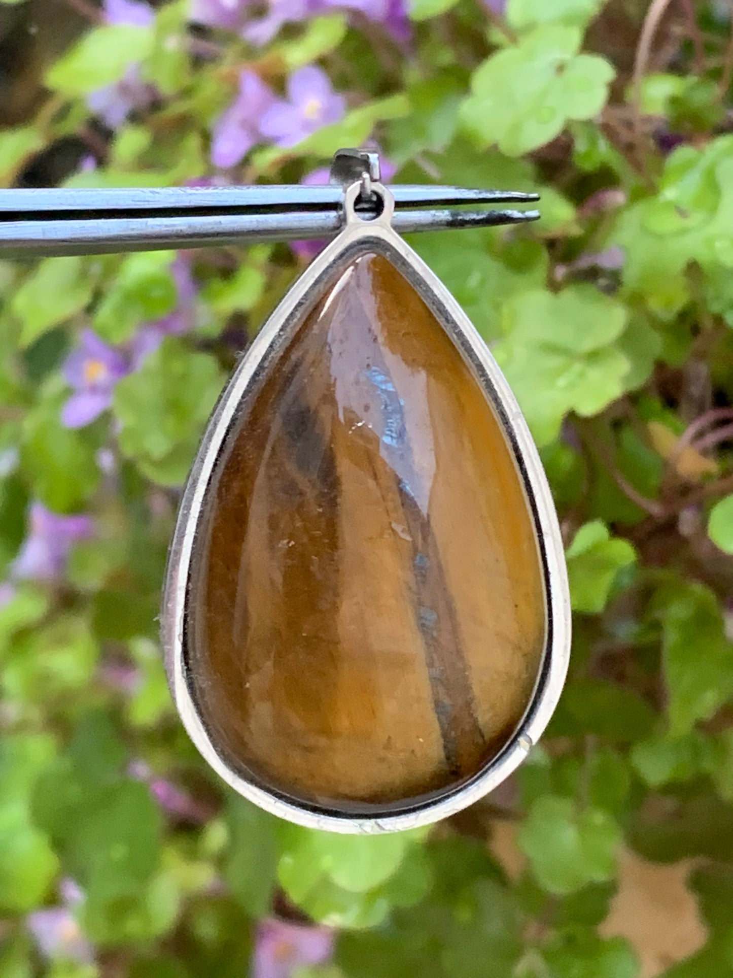 Oeil de tigre, pendentif de 45mm de hauteur x 25 de largeur x 8 d'épaisseur. Vendu avec cordon réglable de couleur noire offert !