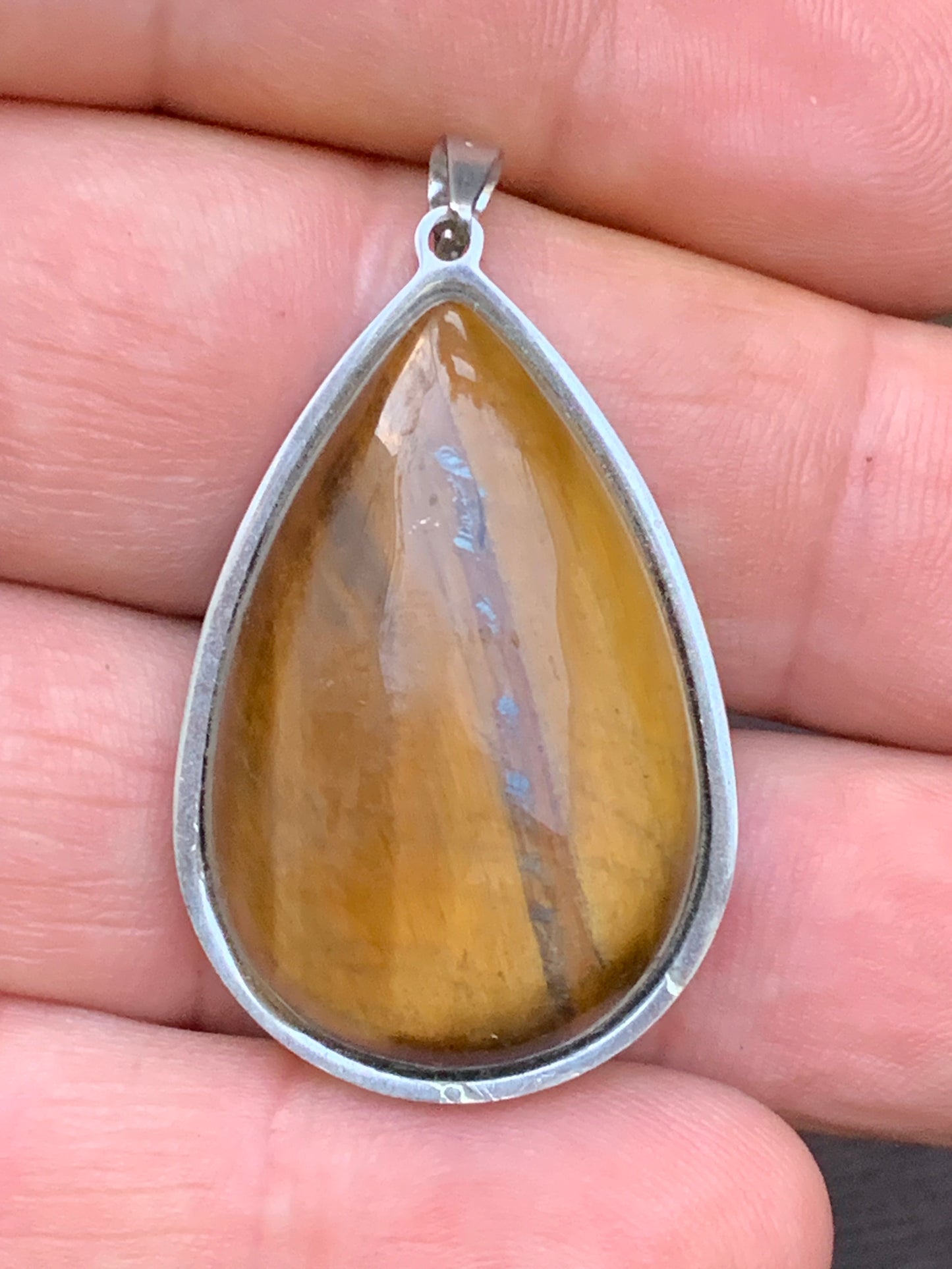 Oeil de tigre, pendentif de 45mm de hauteur x 25 de largeur x 8 d'épaisseur. Vendu avec cordon réglable de couleur noire offert !