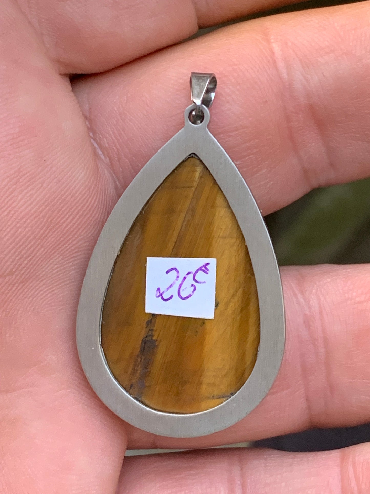 Oeil de tigre, pendentif de 45mm de hauteur x 25 de largeur x 8 d'épaisseur. Vendu avec cordon réglable de couleur noire offert !