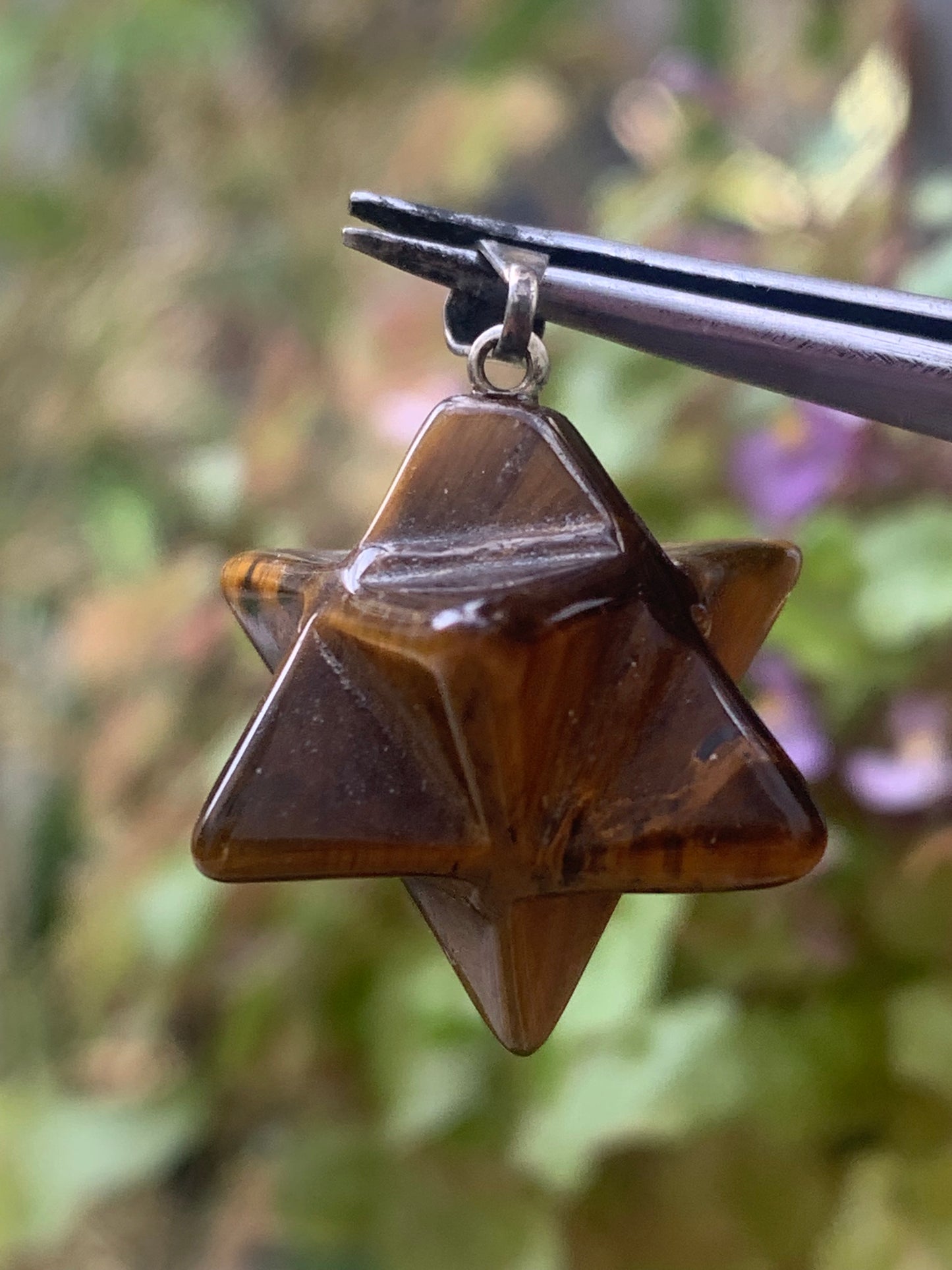 Oeil de tigre, pendentif en forme de Merkabah (ou Merkavah), de 27 millimètres de hauteur x 15 mm de largeur x 15 millimètres. Vendu avec cordon noir réglable offert !
