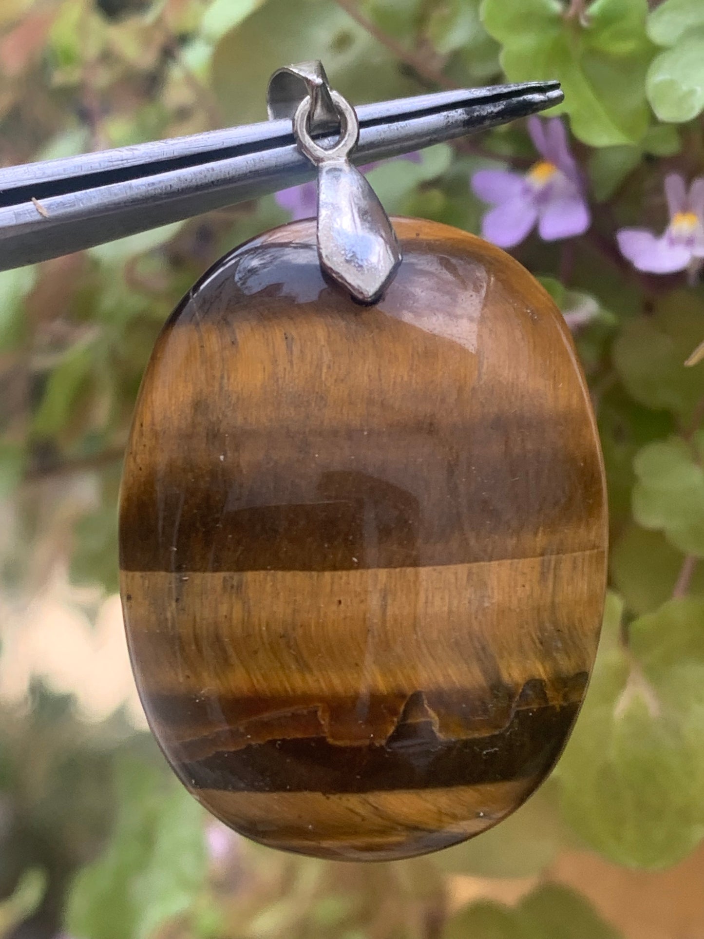 Oeil de tigre, pendentif de 42mm de hauteur x 25 de largeur x 7 d'épaisseur. Vendu avec cordon réglable de couleur noire offert !