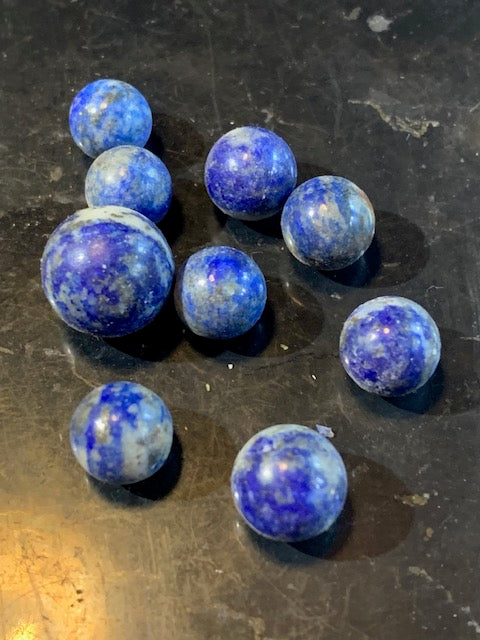 Lapis-lazuli – Lot de perles naturelles entières non percées – diamètres de 11, 9 et 8 mm – poids total : 8,3 g – qualité A à AA.