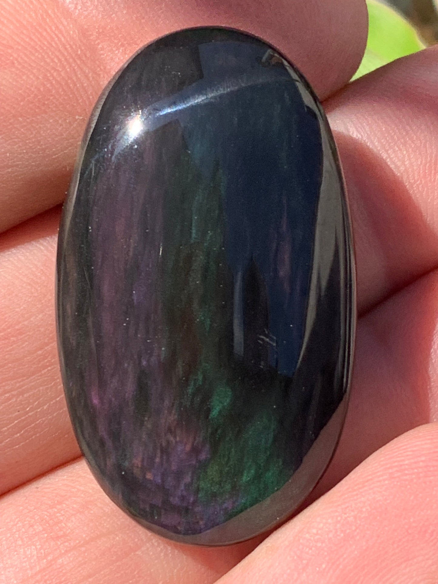 Obsidienne Arc-en-ciel, pendentif de 42 millimètres de hauteur x 25 mm de largeur x 12 millimètres. Vendu avec cordon noir réglable offert !