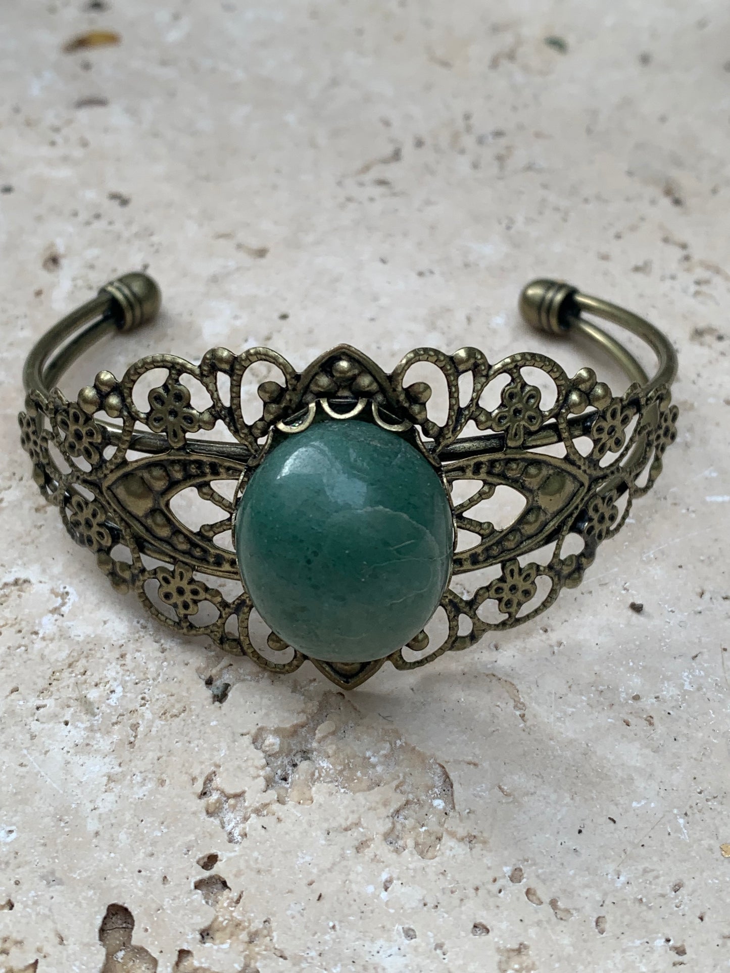 Superbe bracelet de style ancien avec cabochon d'Aventurine verte de 6,5 x 6 centimètres. Fait en Laiton couleur 'bronze', magnifique pièce fait par Zen C° !
