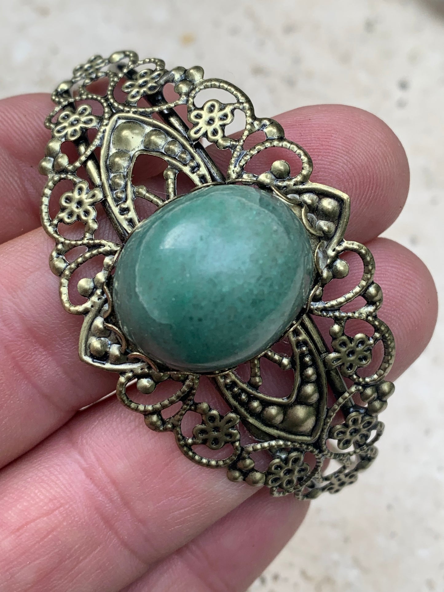 Superbe bracelet de style ancien avec cabochon d'Aventurine verte de 6,5 x 6 centimètres. Fait en Laiton couleur 'bronze', magnifique pièce fait par Zen C° !
