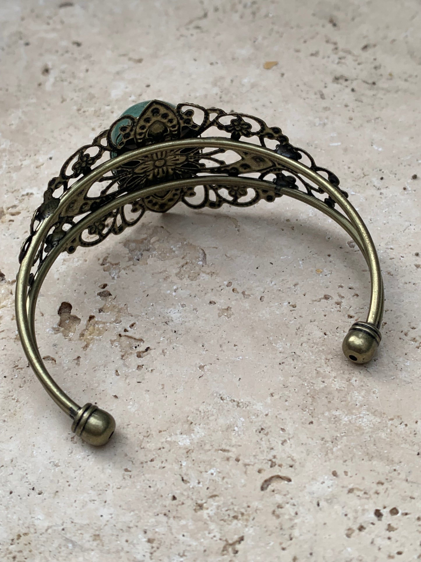 Superbe bracelet de style ancien avec cabochon d'Aventurine verte de 6,5 x 6 centimètres. Fait en Laiton couleur 'bronze', magnifique pièce fait par Zen C° !