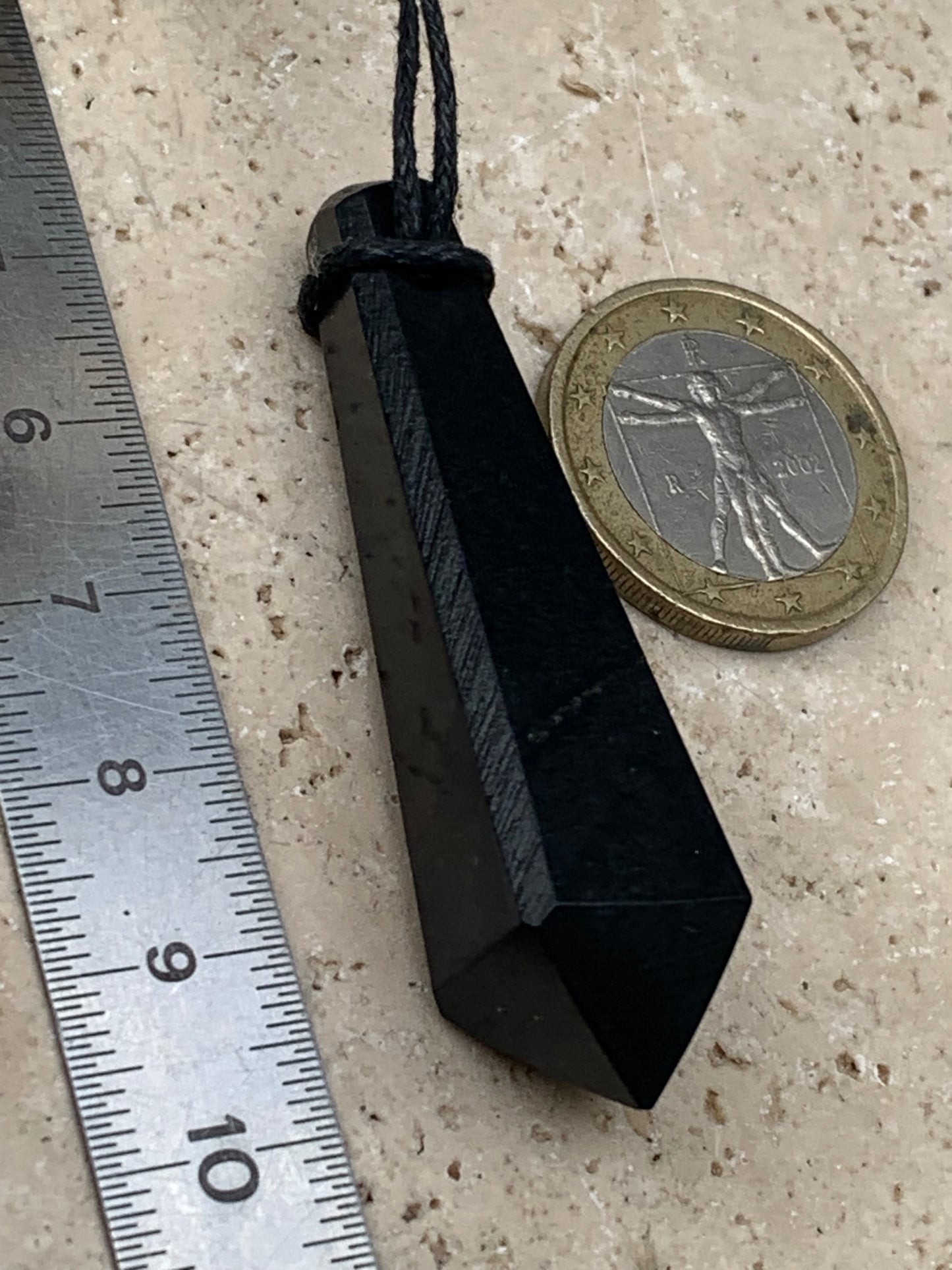 Shungite, pendentif taillé en pointe de 55 mm de hauteur x 13 de largeur x 13 d'épaisseur. Vendu avec son cordon réglable de couleur noire offert !