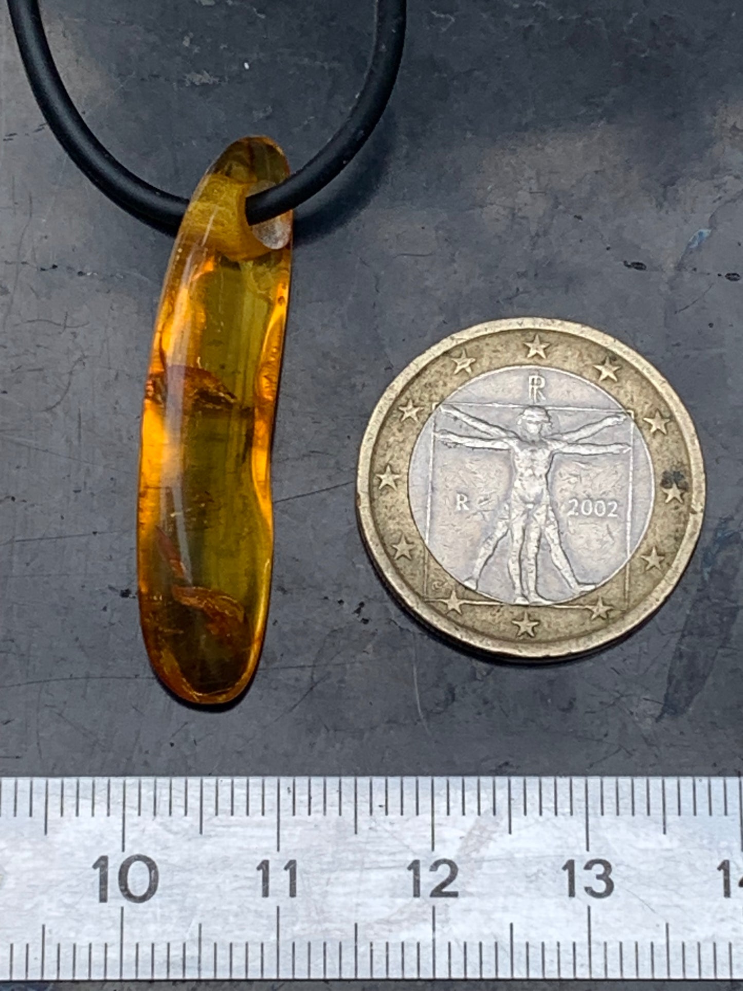 Ambre, pendentif de 40x10x6 millimètres, vendu avec cordon coulissant (réglable), en cuir noir de 40 à 70 centimètres !