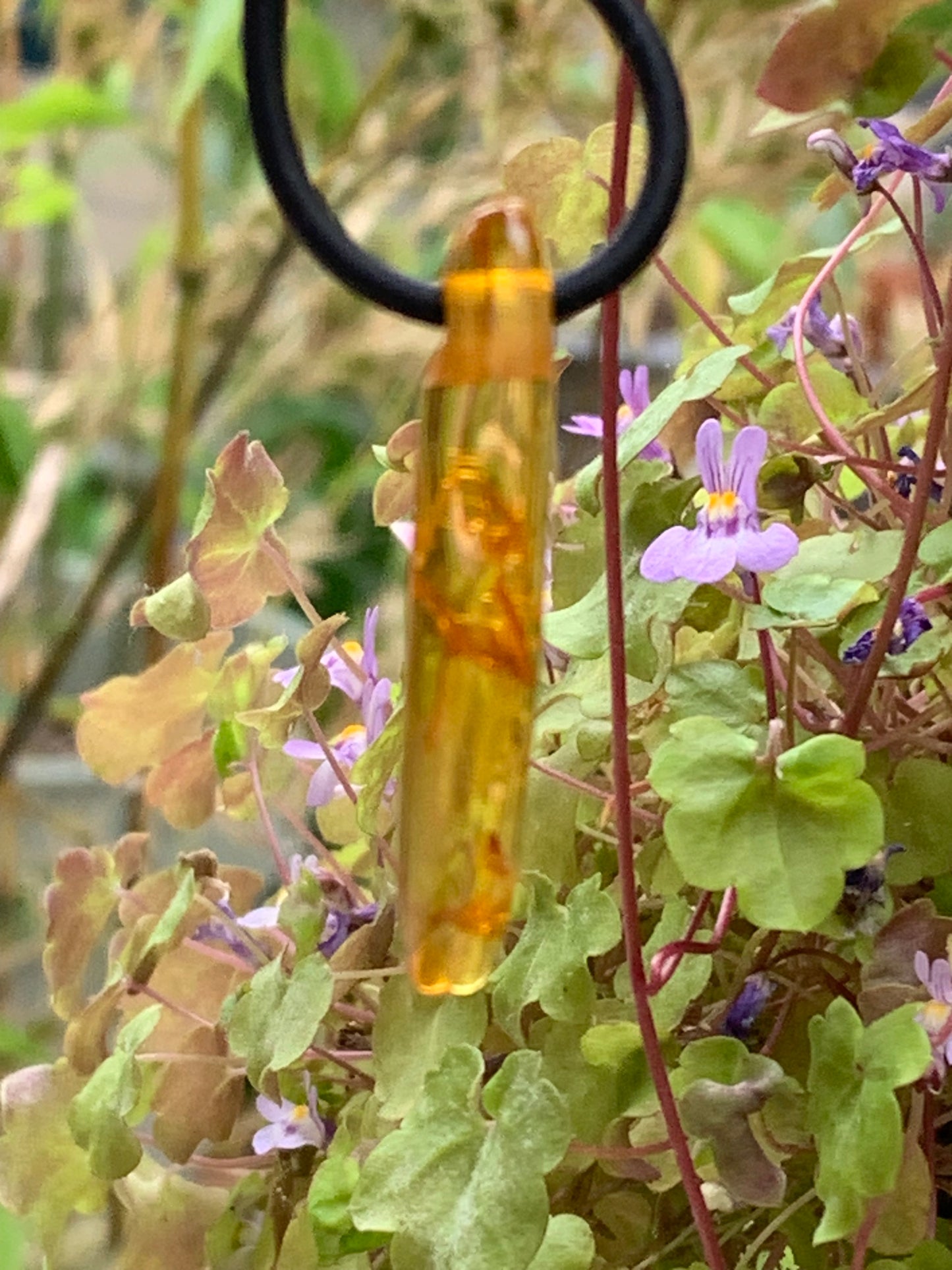 Ambre, pendentif de 40x10x6 millimètres, vendu avec cordon coulissant (réglable), en cuir noir de 40 à 70 centimètres !