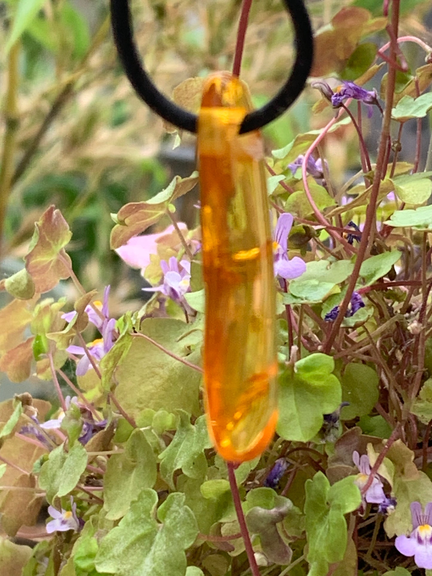 Ambre, pendentif de 40x10x6 millimètres, vendu avec cordon coulissant (réglable), en cuir noir de 40 à 70 centimètres !