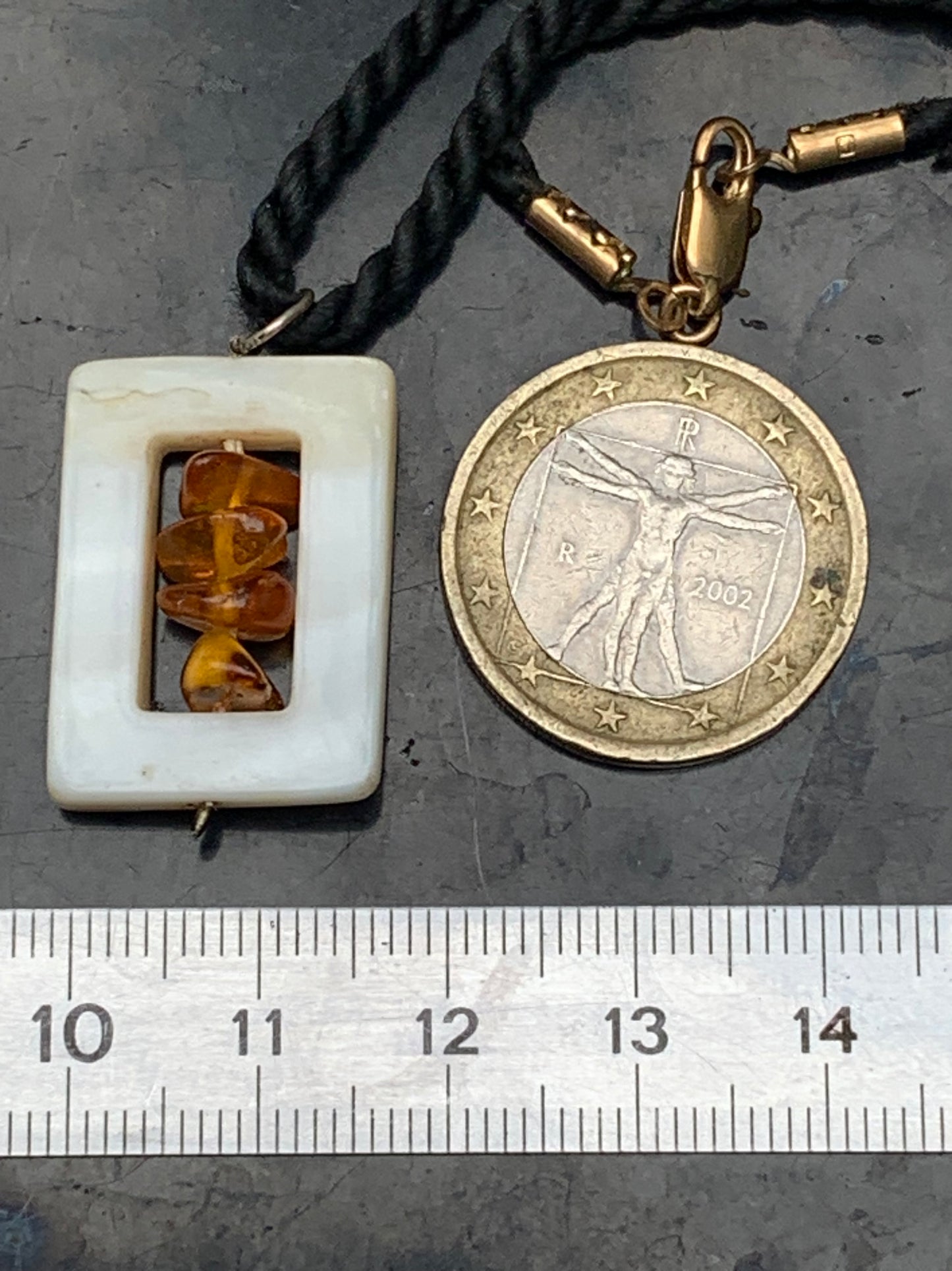 Ambre et nacre, pendentif de 31x17x9 millimètres, vendu avec cordon coulissant (réglable), en cuir noir de 40 à 70 centimètres !