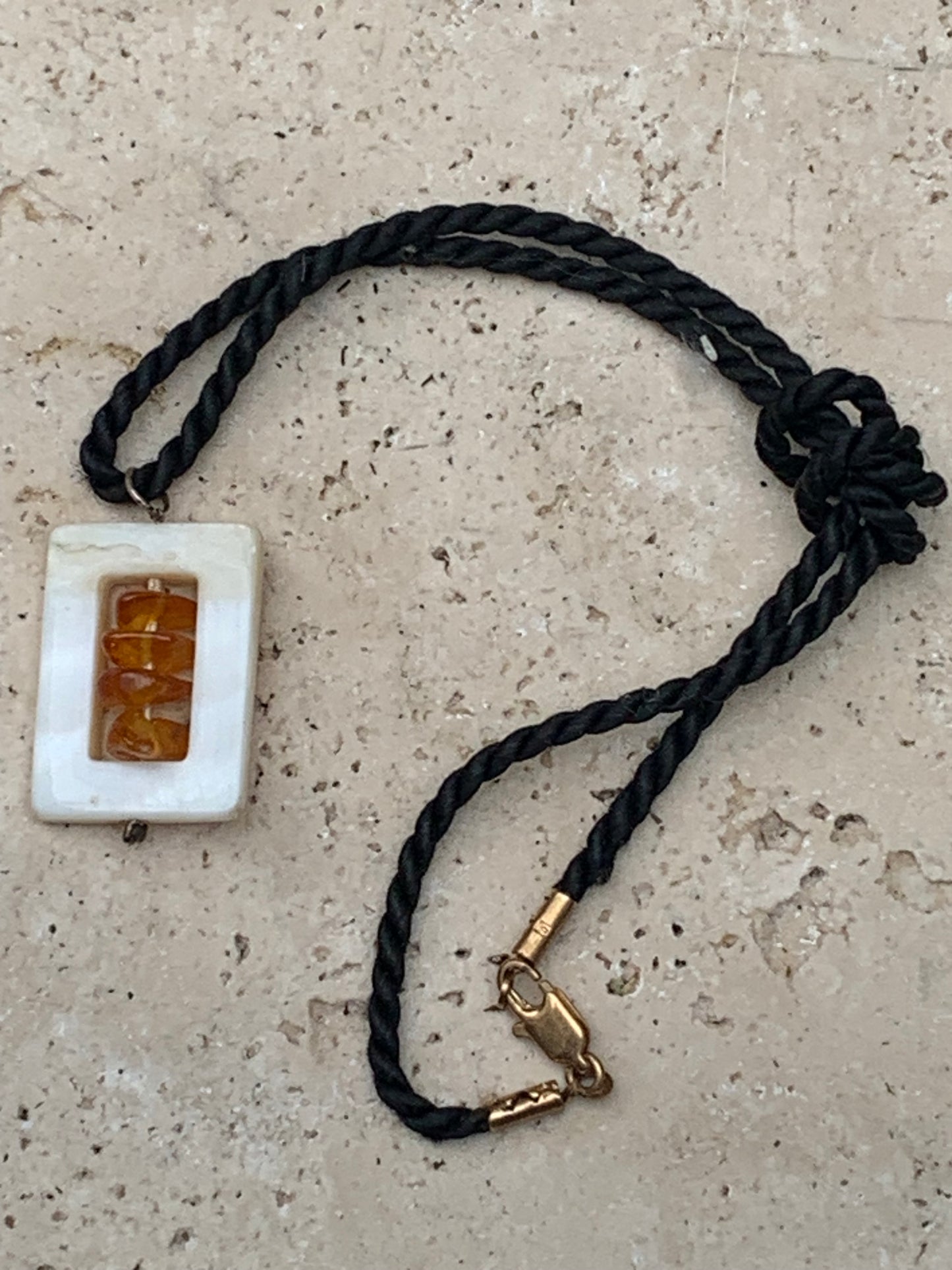 Ambre et nacre, pendentif de 31x17x9 millimètres, vendu avec cordon coulissant (réglable), en cuir noir de 40 à 70 centimètres !