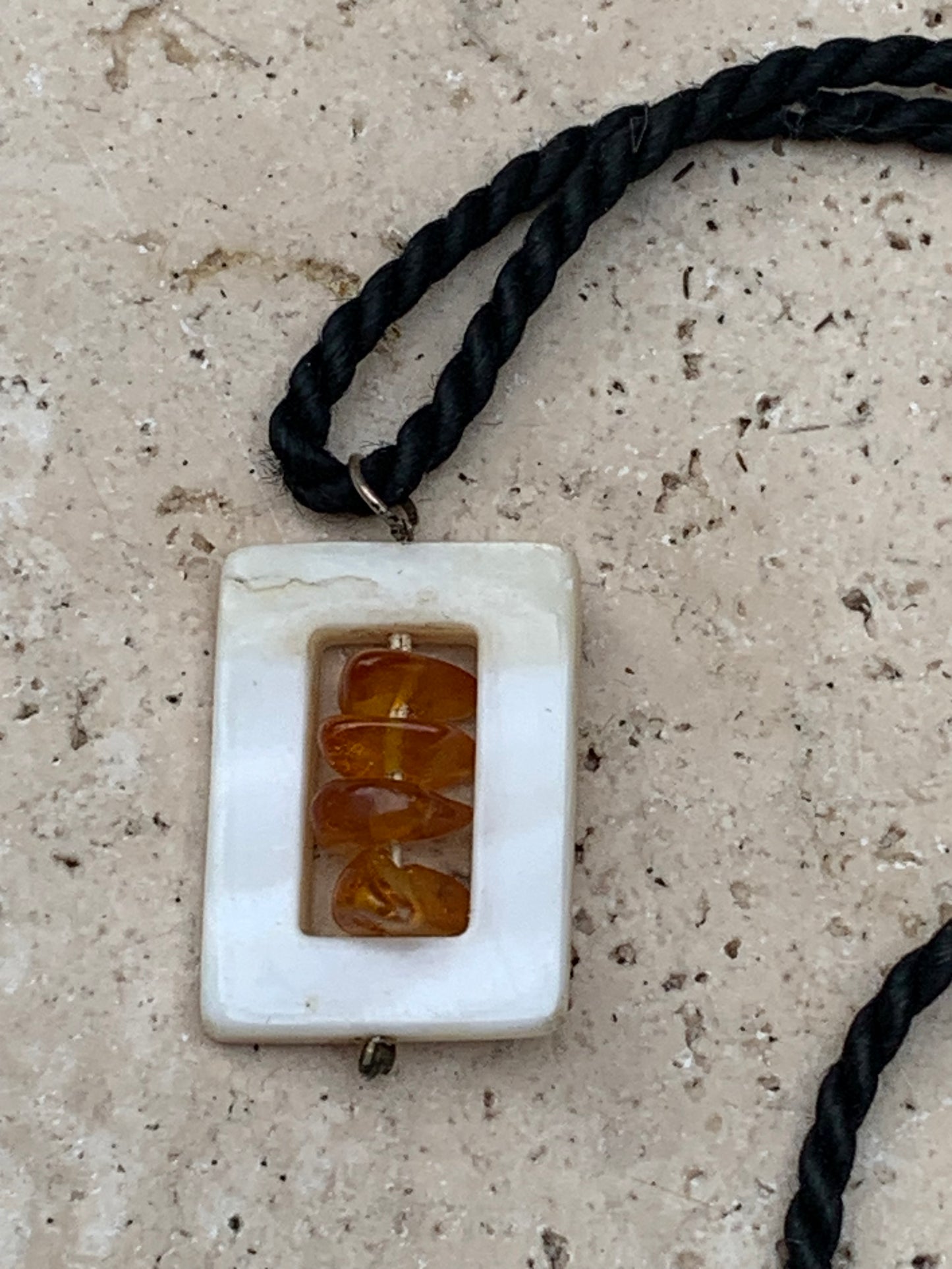 Ambre et nacre, pendentif de 31x17x9 millimètres, vendu avec cordon coulissant (réglable), en cuir noir de 40 à 70 centimètres !