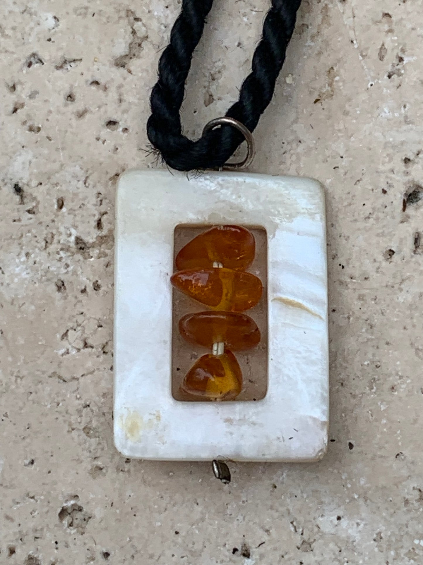 Ambre et nacre, pendentif de 31x17x9 millimètres, vendu avec cordon coulissant (réglable), en cuir noir de 40 à 70 centimètres !