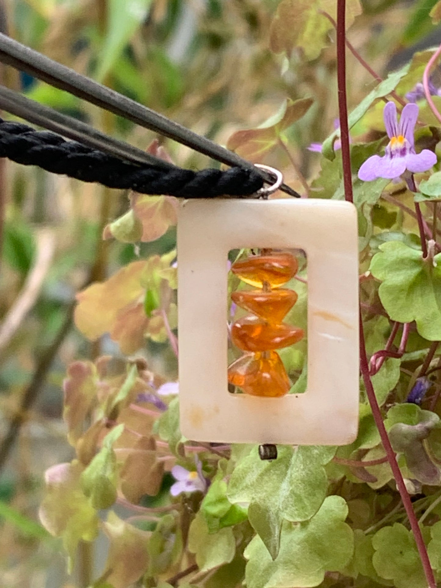 Ambre et nacre, pendentif de 31x17x9 millimètres, vendu avec cordon coulissant (réglable), en cuir noir de 40 à 70 centimètres !