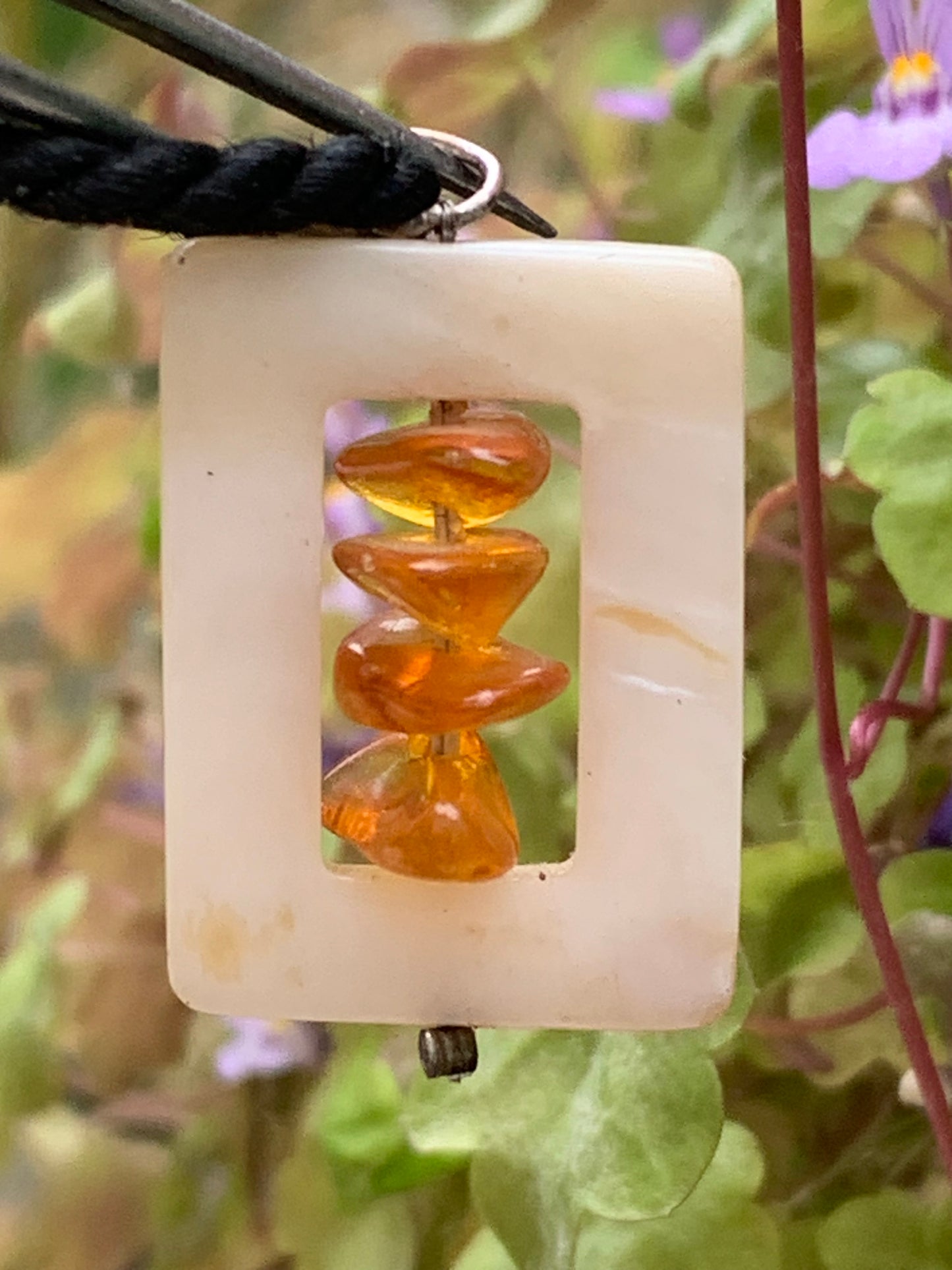 Ambre et nacre, pendentif de 31x17x9 millimètres, vendu avec cordon coulissant (réglable), en cuir noir de 40 à 70 centimètres !