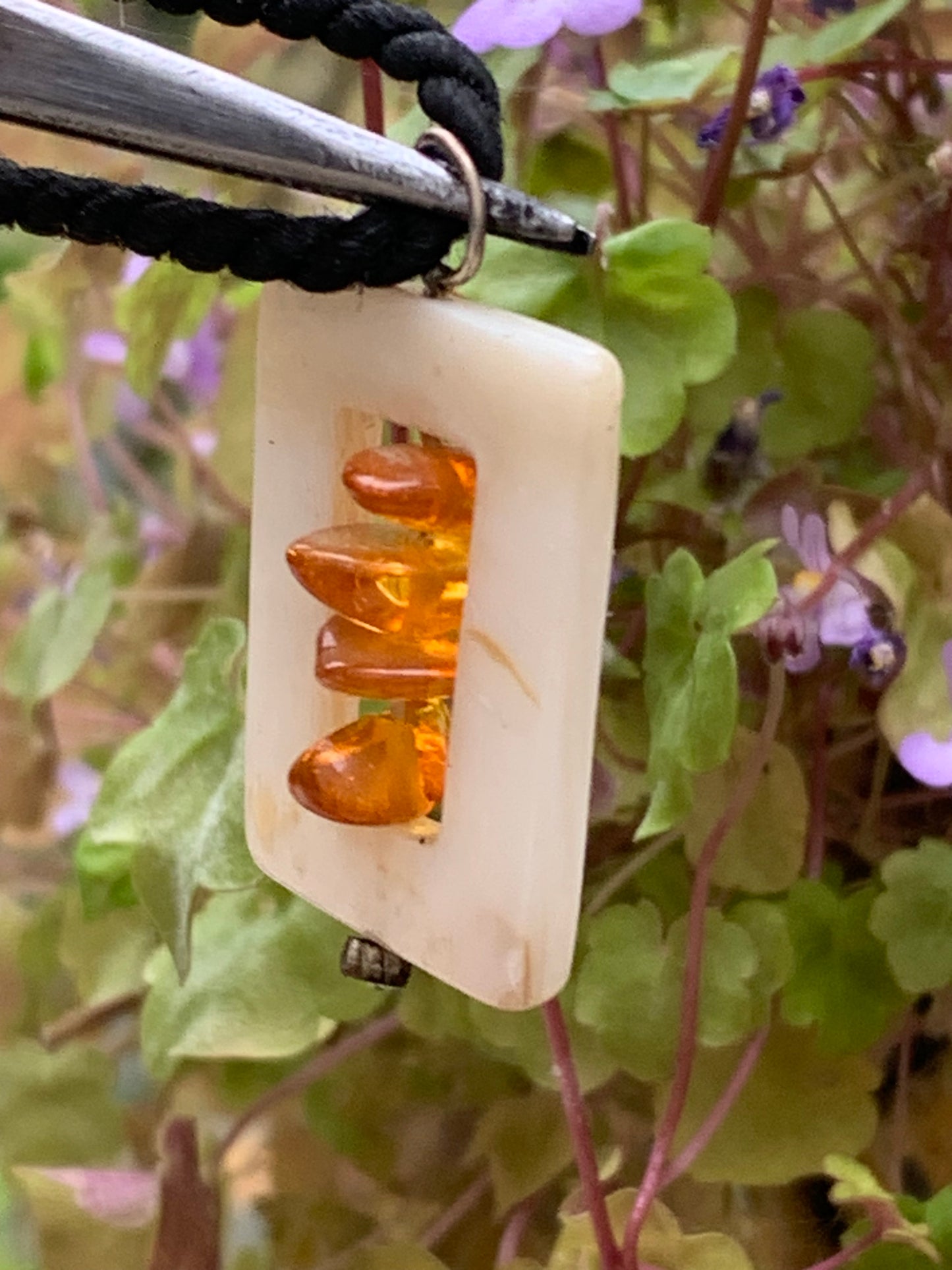 Ambre et nacre, pendentif de 31x17x9 millimètres, vendu avec cordon coulissant (réglable), en cuir noir de 40 à 70 centimètres !