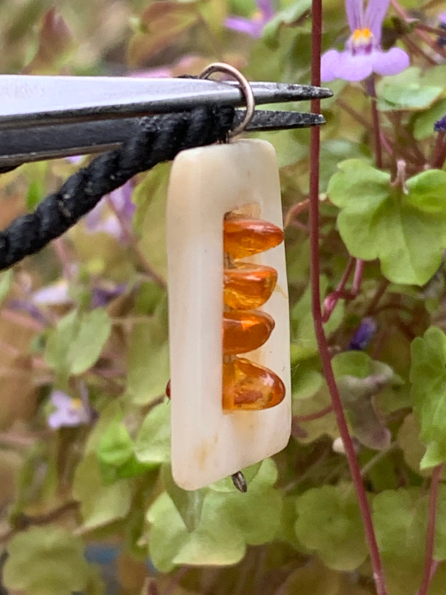 Ambre et nacre, pendentif de 31x17x9 millimètres, vendu avec cordon coulissant (réglable), en cuir noir de 40 à 70 centimètres !
