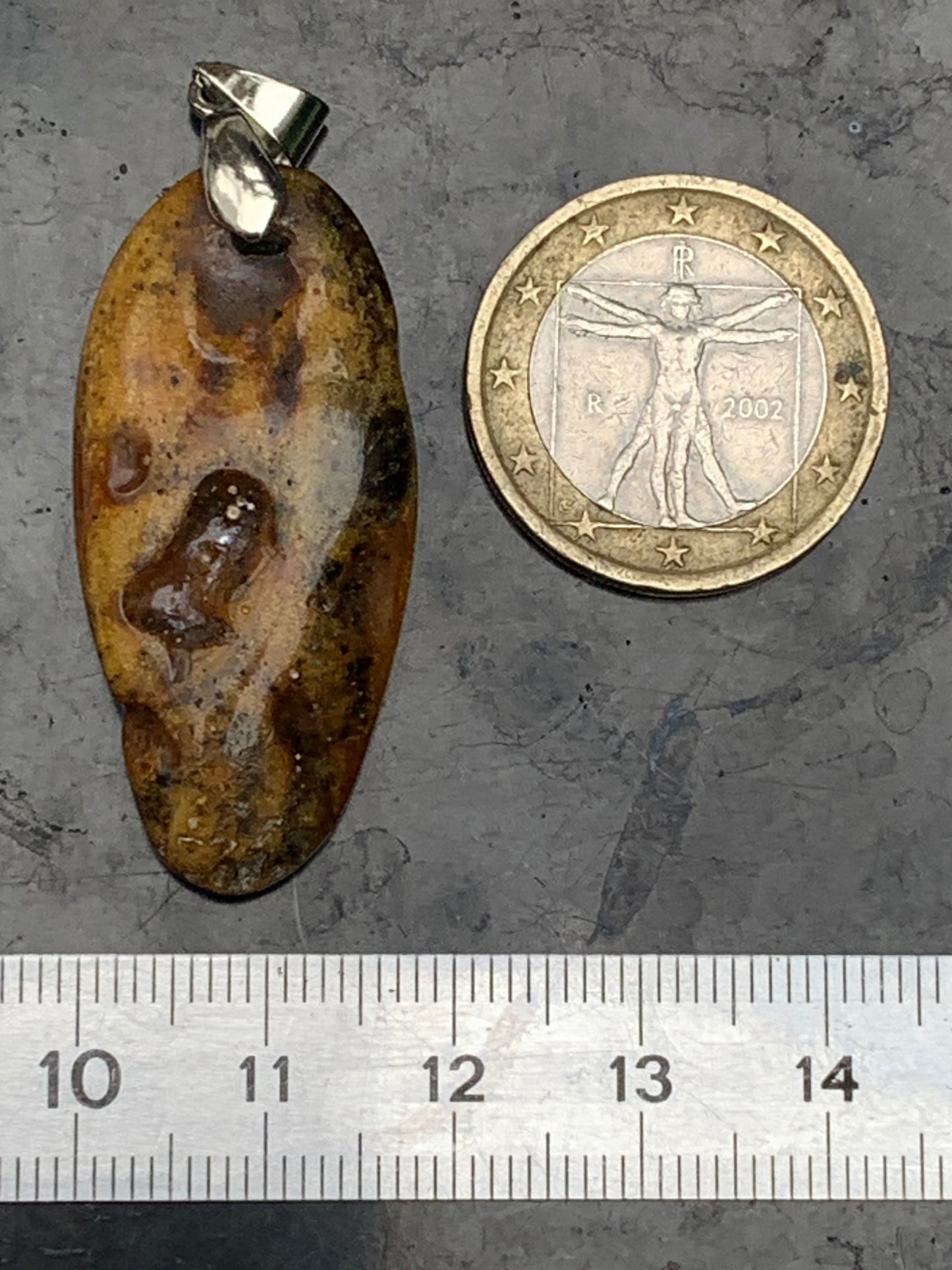 Ambre, pendentif de 50x18x10 millimètres, vendu avec cordon coulissant (réglable), en cuir noir de 40 à 70 centimètres !
