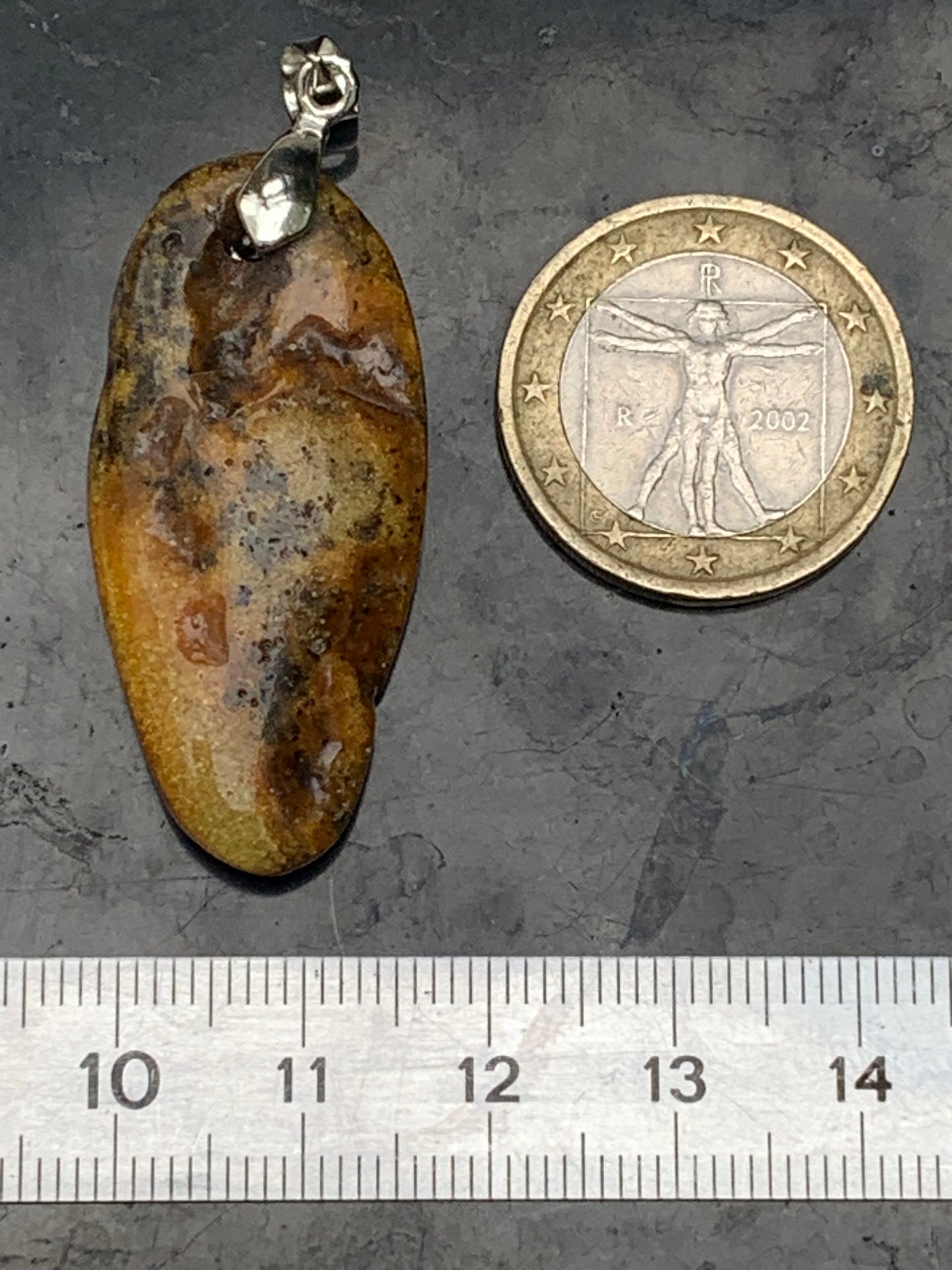 Ambre, pendentif de 50x18x10 millimètres, vendu avec cordon coulissant (réglable), en cuir noir de 40 à 70 centimètres !