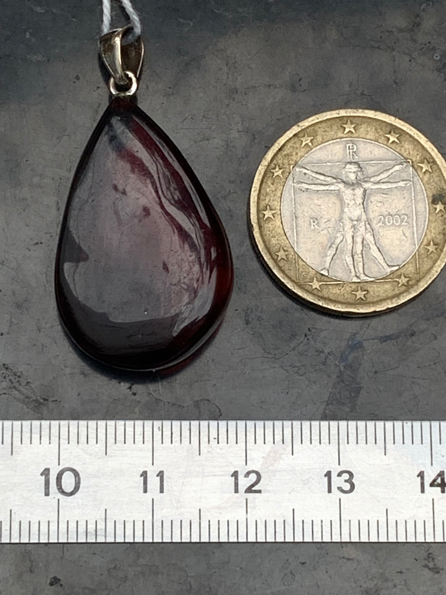 Ambre, pendentif de 40x20x10 millimètres, vendu avec cordon coulissant (réglable), en cuir noir de 40 à 70 centimètres !