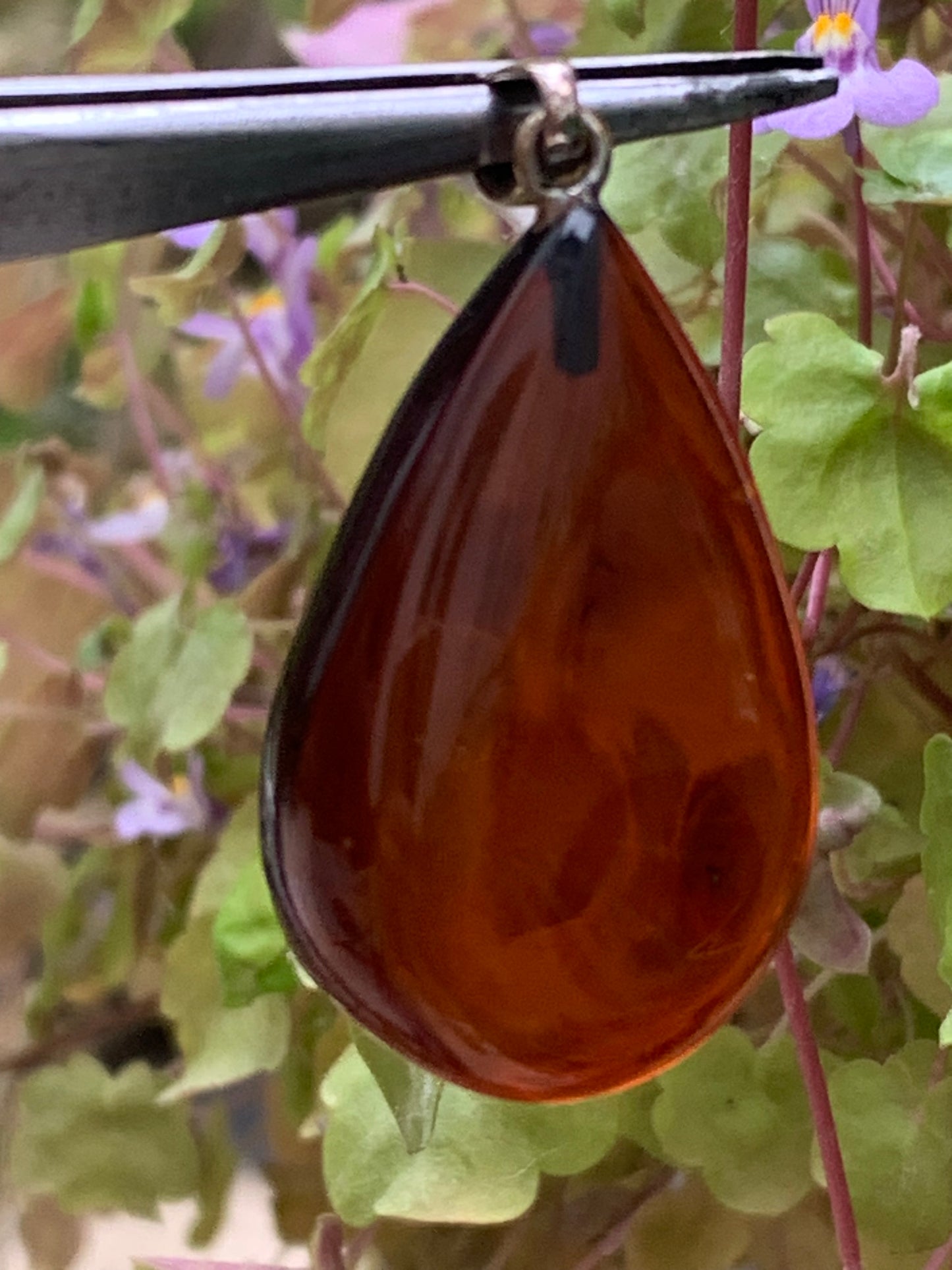 Ambre, pendentif de 40x20x10 millimètres, vendu avec cordon coulissant (réglable), en cuir noir de 40 à 70 centimètres !