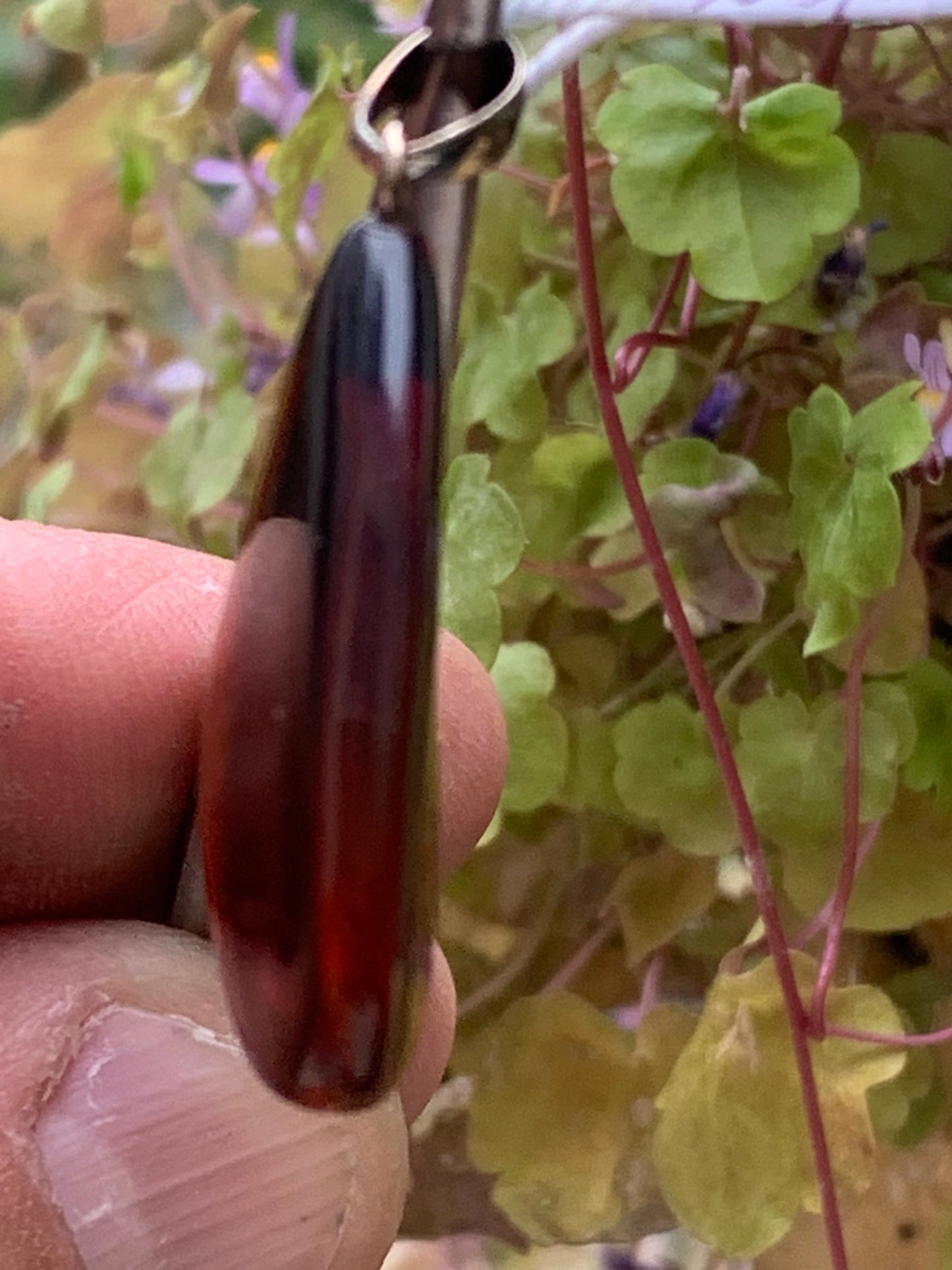 Ambre, pendentif de 40x20x10 millimètres, vendu avec cordon coulissant (réglable), en cuir noir de 40 à 70 centimètres !