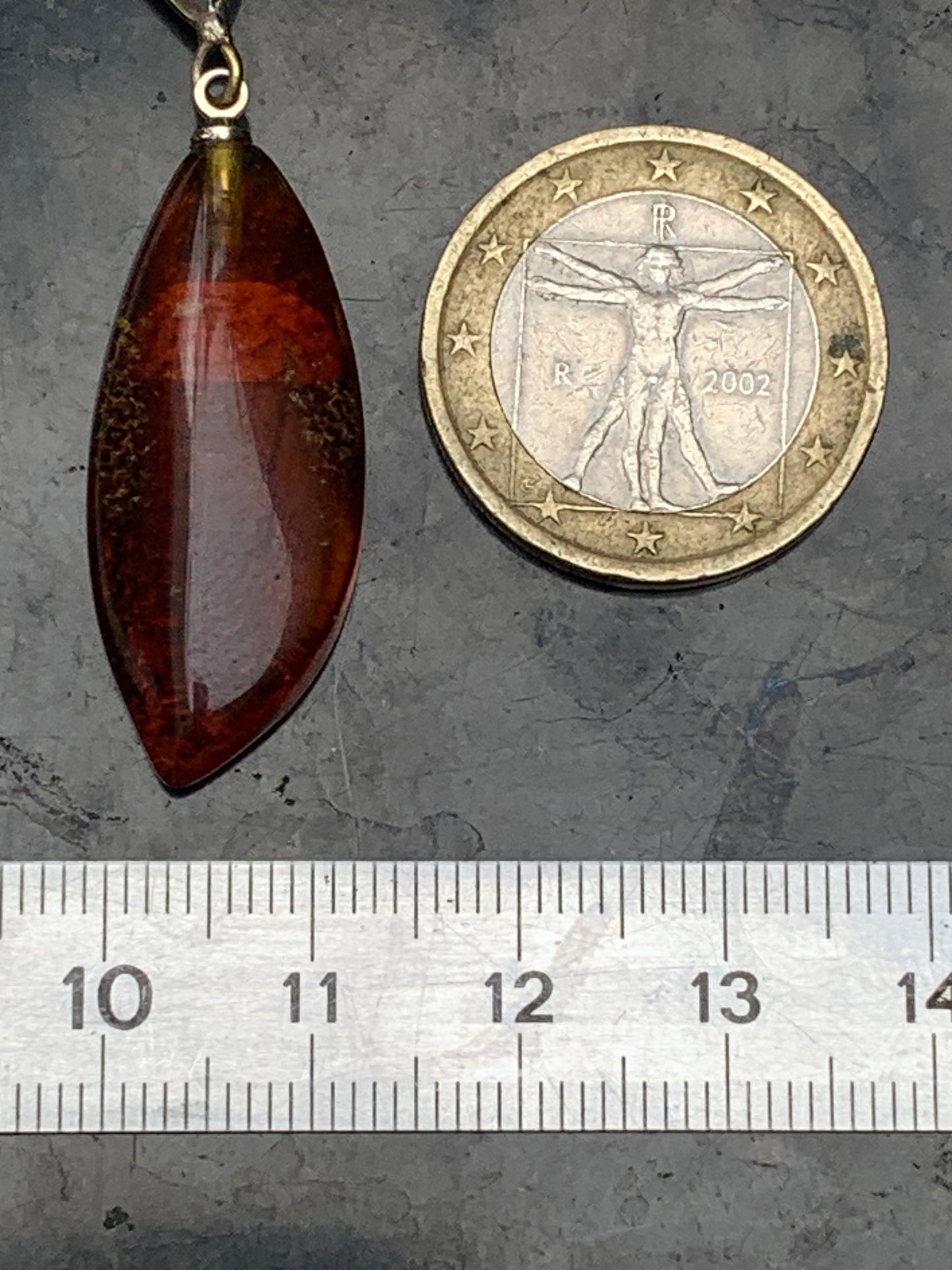 Ambre, pendentif de 40x13x9 millimètres, vendu avec cordon coulissant (réglable), en cuir noir de 40 à 70 centimètres !