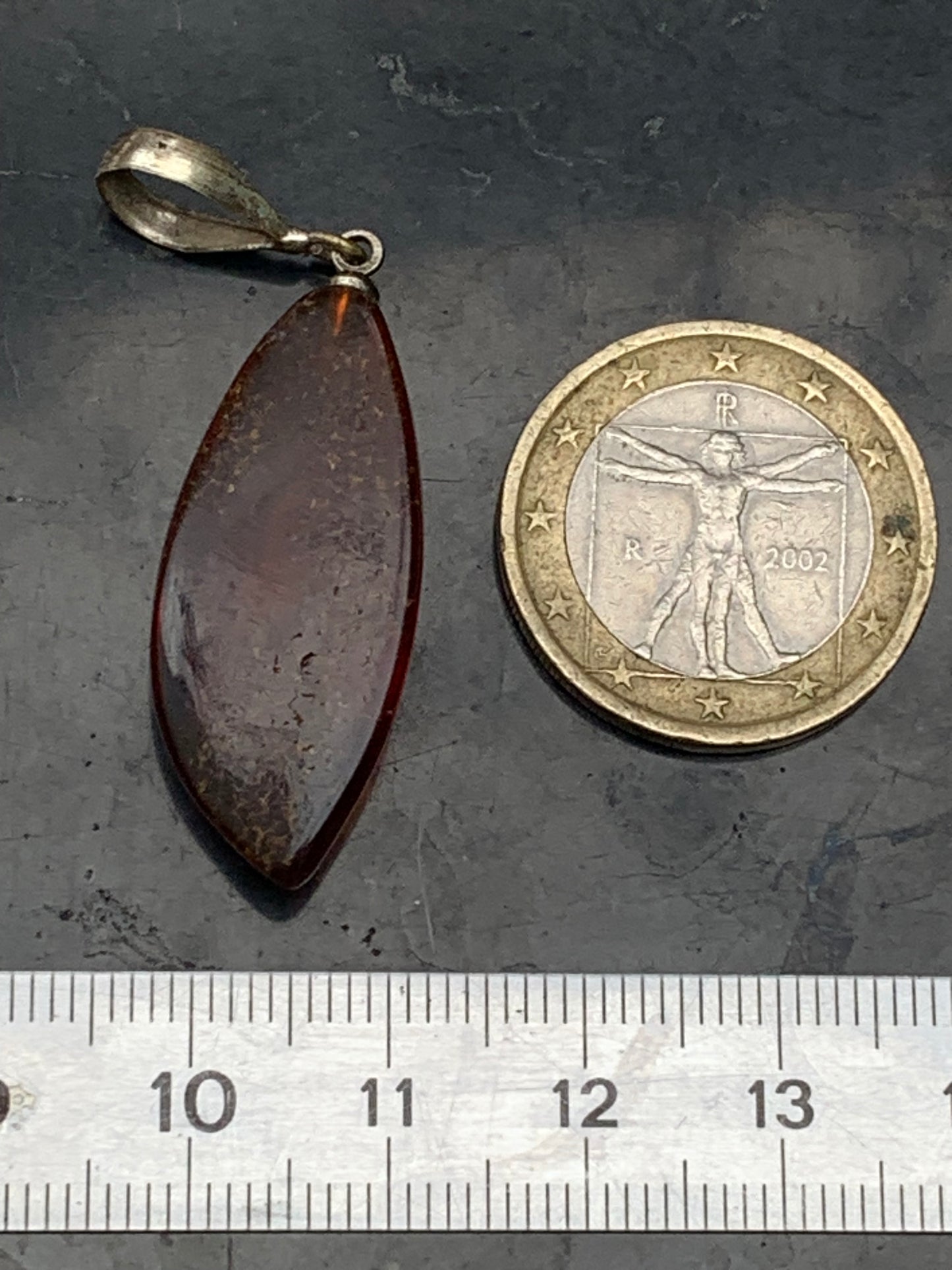 Ambre, pendentif de 40x13x9 millimètres, vendu avec cordon coulissant (réglable), en cuir noir de 40 à 70 centimètres !