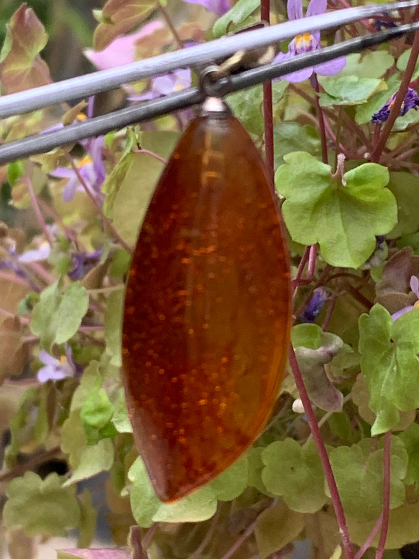 Ambre, pendentif de 40x13x9 millimètres, vendu avec cordon coulissant (réglable), en cuir noir de 40 à 70 centimètres !