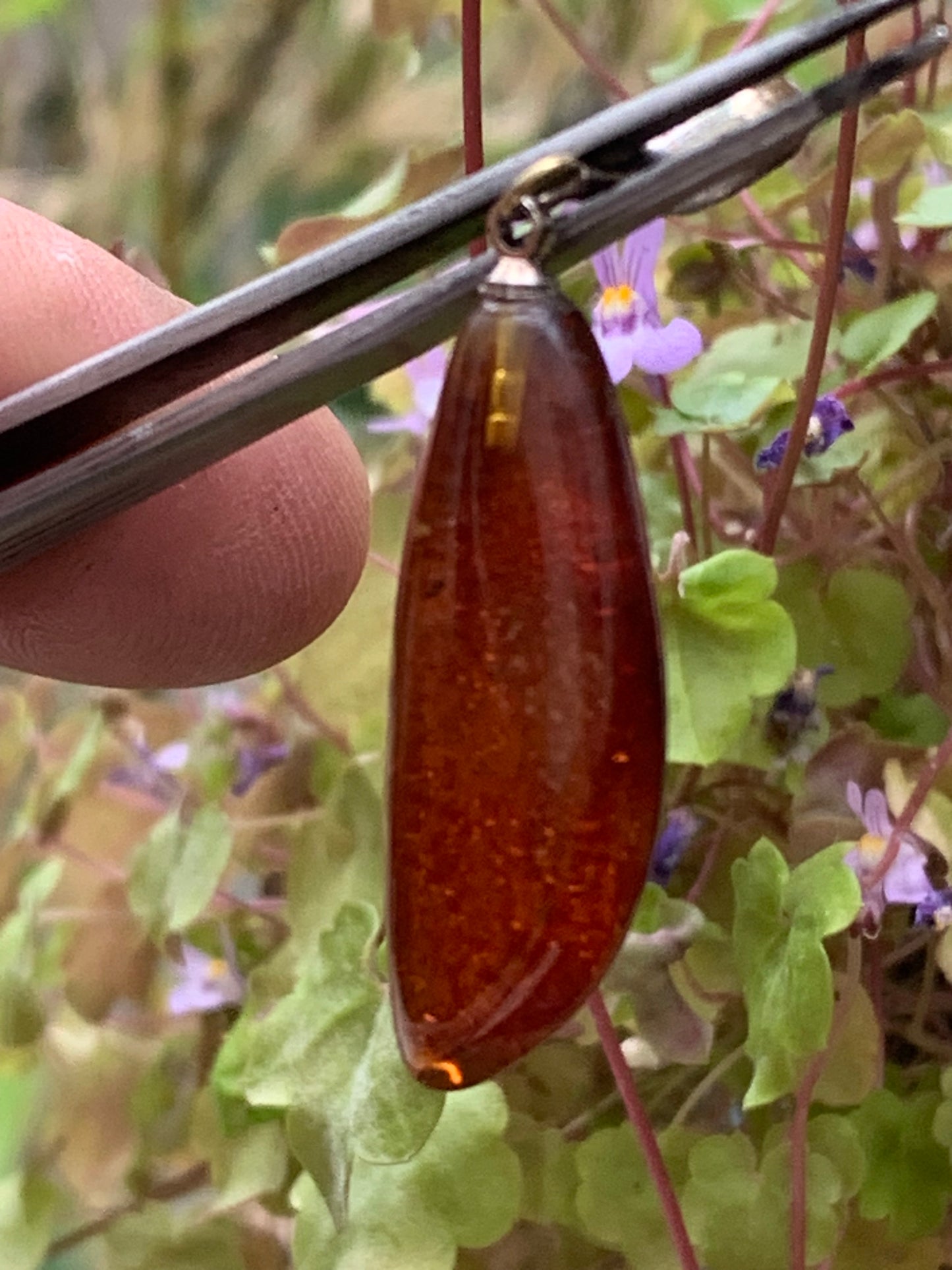 Ambre, pendentif de 40x13x9 millimètres, vendu avec cordon coulissant (réglable), en cuir noir de 40 à 70 centimètres !