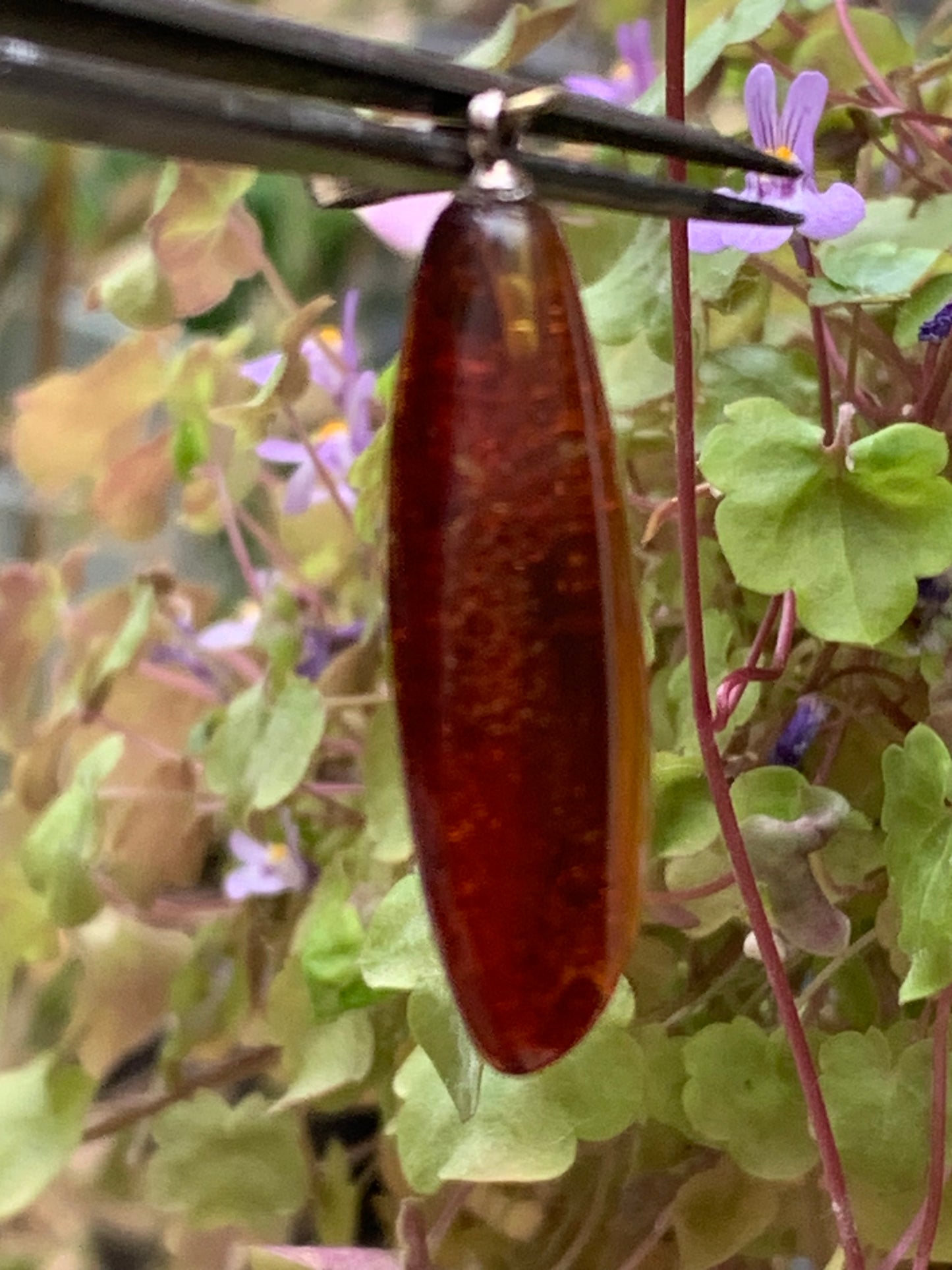 Ambre, pendentif de 40x13x9 millimètres, vendu avec cordon coulissant (réglable), en cuir noir de 40 à 70 centimètres !