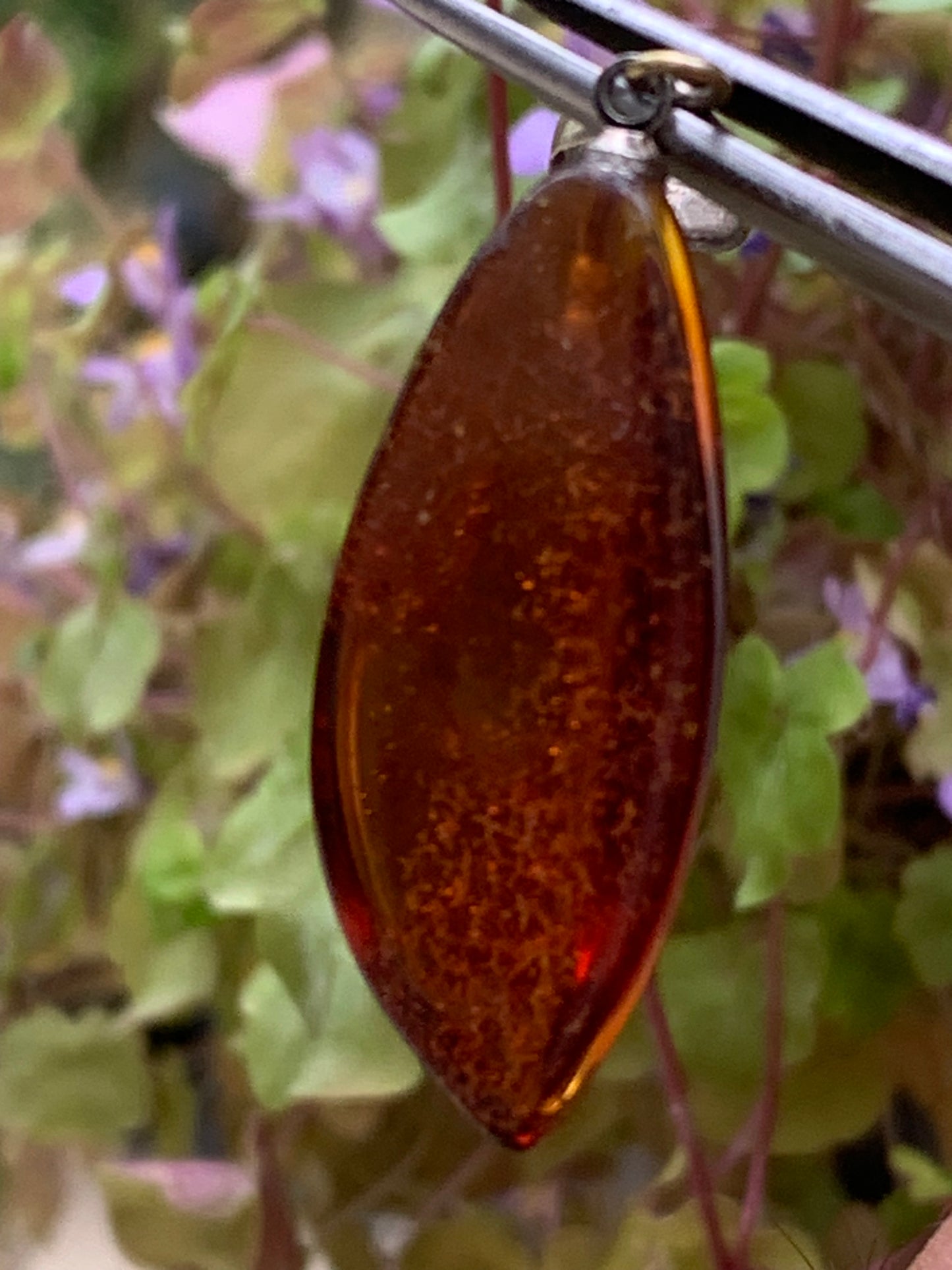 Ambre, pendentif de 40x13x9 millimètres, vendu avec cordon coulissant (réglable), en cuir noir de 40 à 70 centimètres !