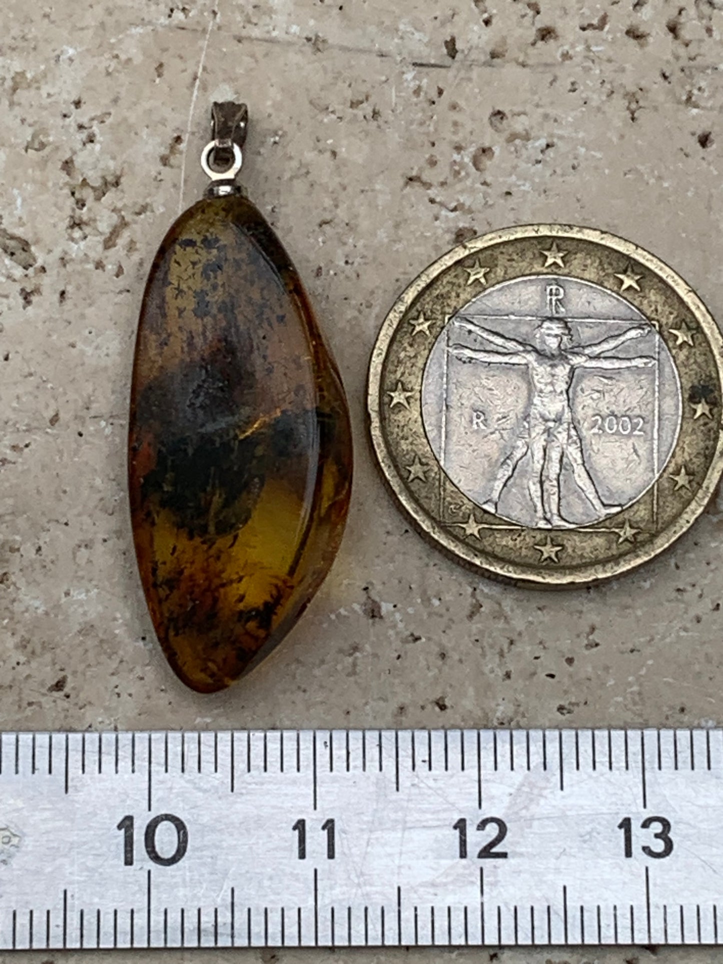 Ambre, pendentif de 40x13x9 millimètres, vendu avec cordon coulissant (réglable), en cuir noir de 40 à 70 centimètres !