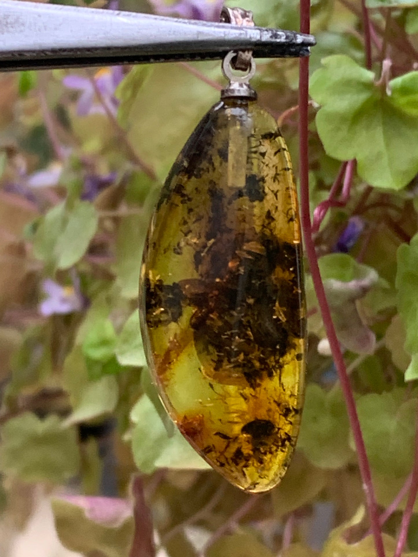 Ambre, pendentif de 40x13x9 millimètres, vendu avec cordon coulissant (réglable), en cuir noir de 40 à 70 centimètres !