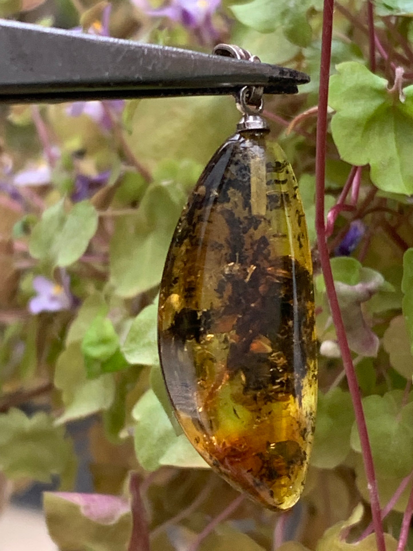 Ambre, pendentif de 40x13x9 millimètres, vendu avec cordon coulissant (réglable), en cuir noir de 40 à 70 centimètres !